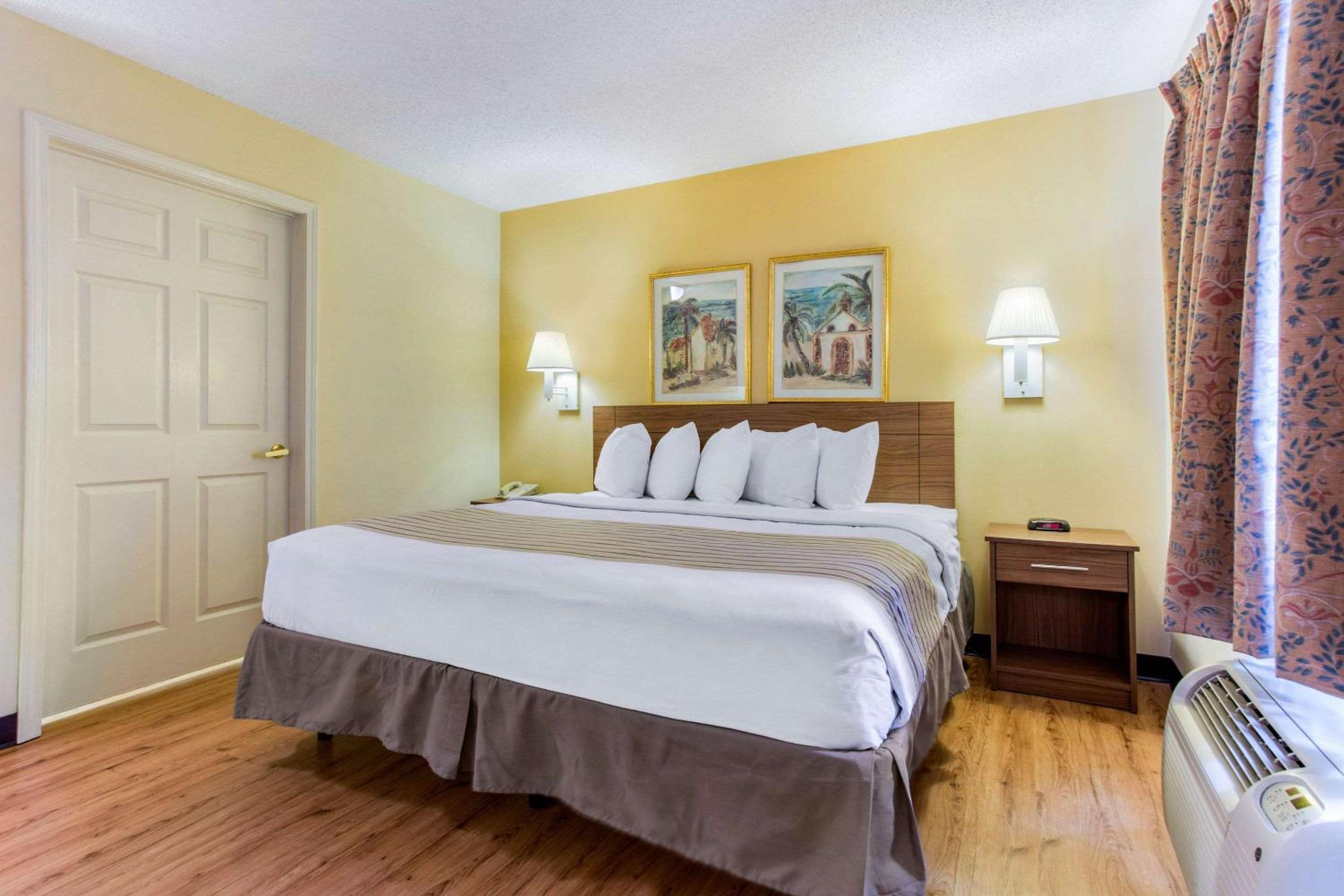 King Room - Non-Smoking - Photo 4