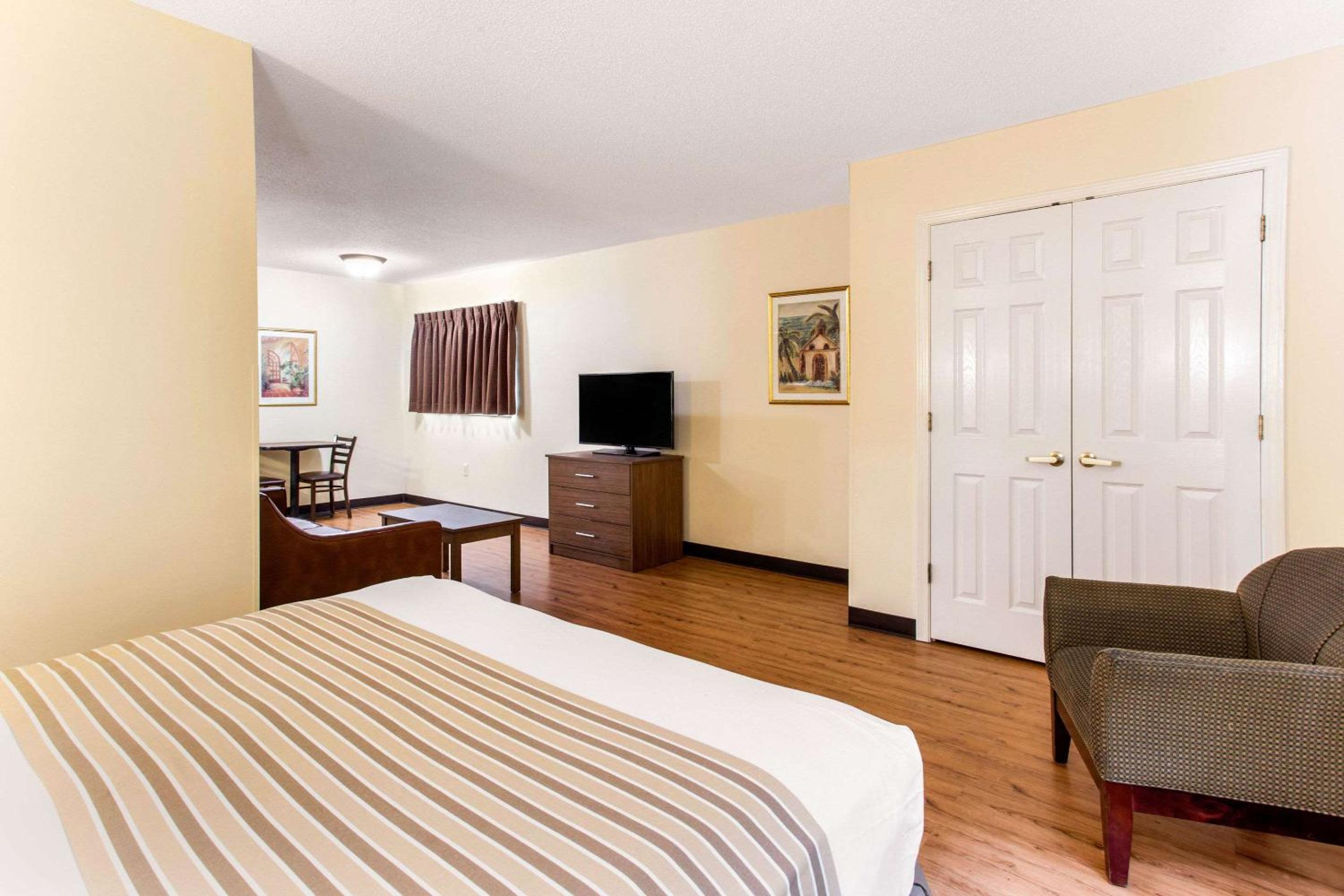 King Room - Non-Smoking - Photo 5