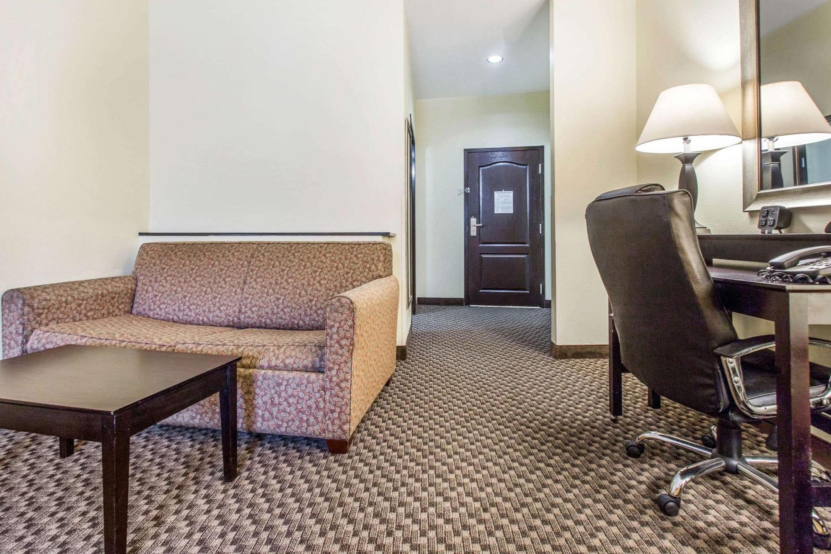 Queen Suite - Non-Smoking - Photo 1