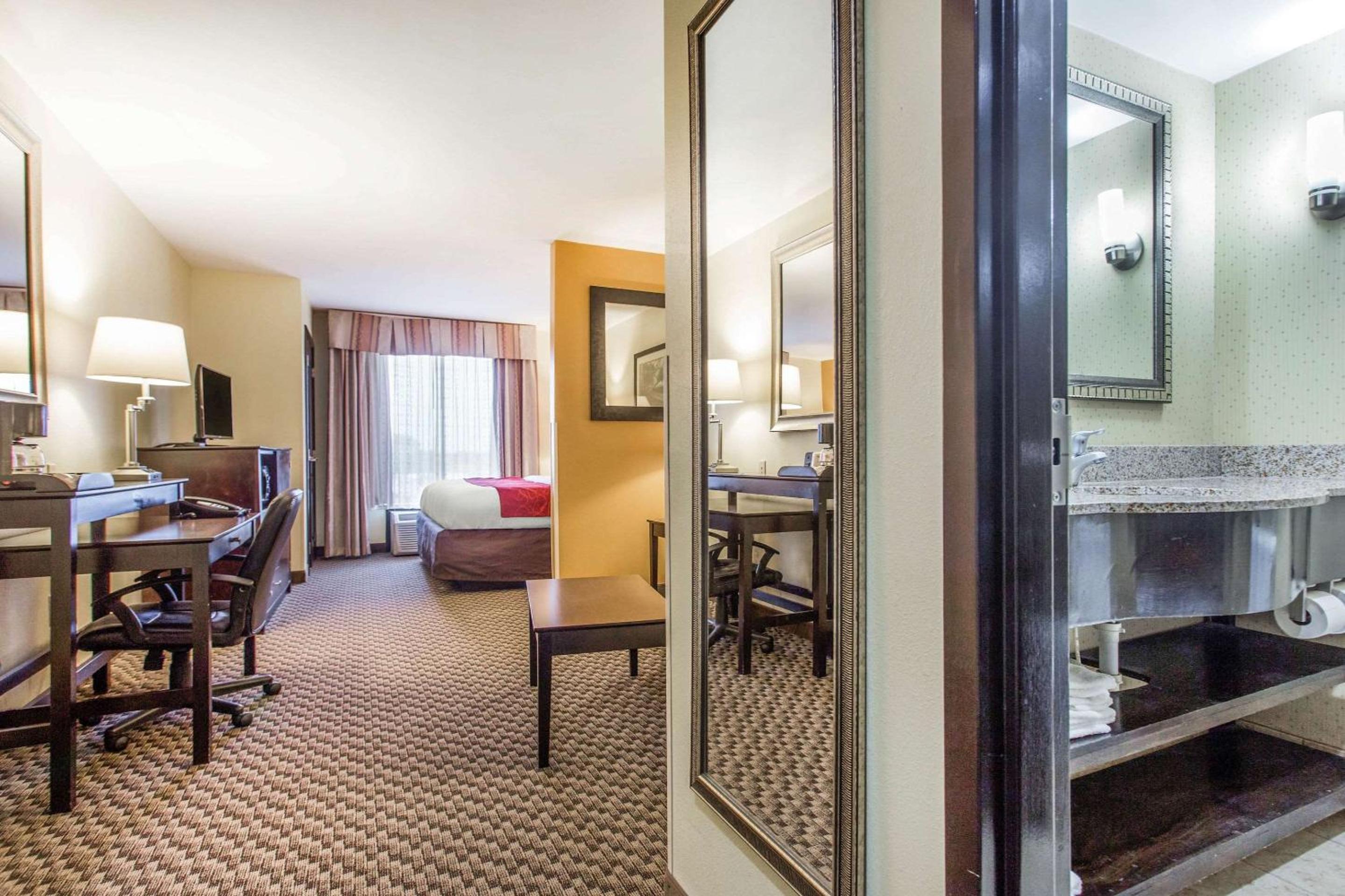 King Suite - Non-Smoking - Photo 1
