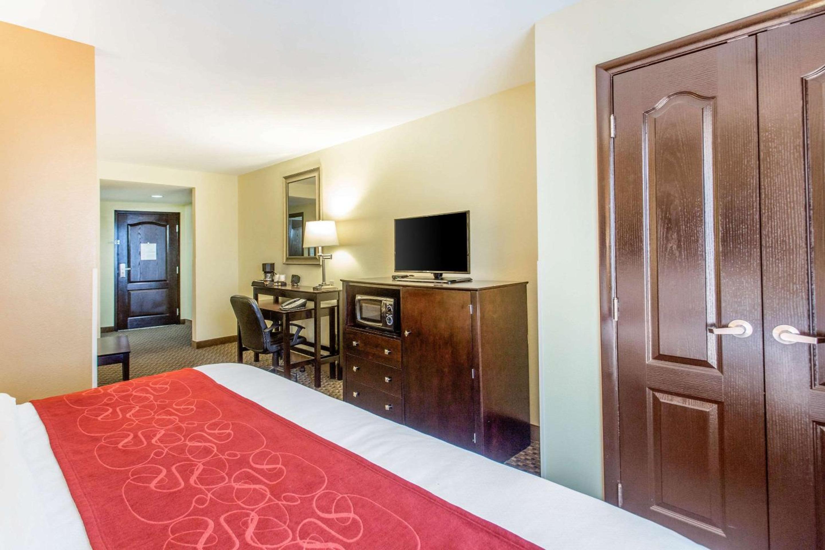 King Suite - Non-Smoking - Photo 2