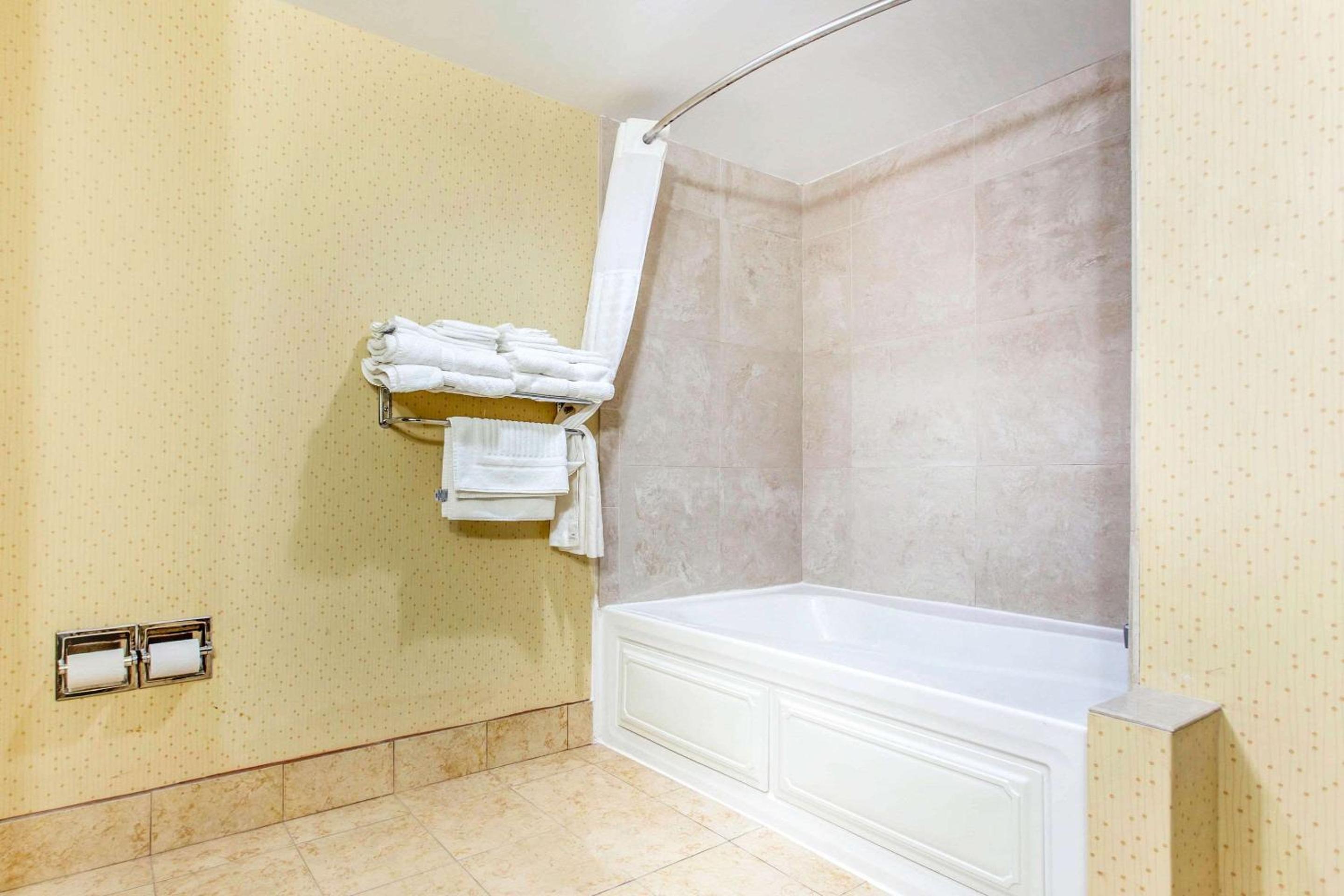 Queen Suite with Two Queen Beds - Non-Smoking - Photo 5