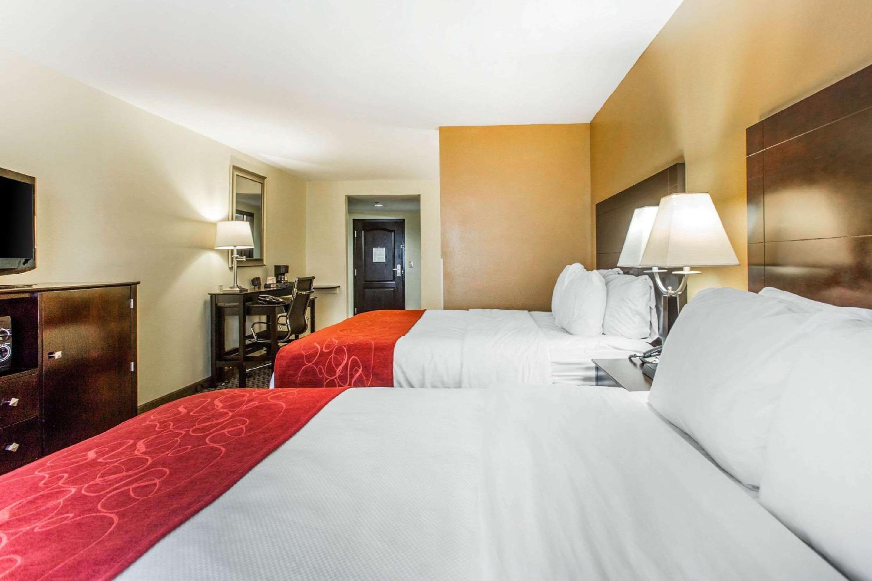 Queen Suite with Two Queen Beds - Non-Smoking - Photo 4