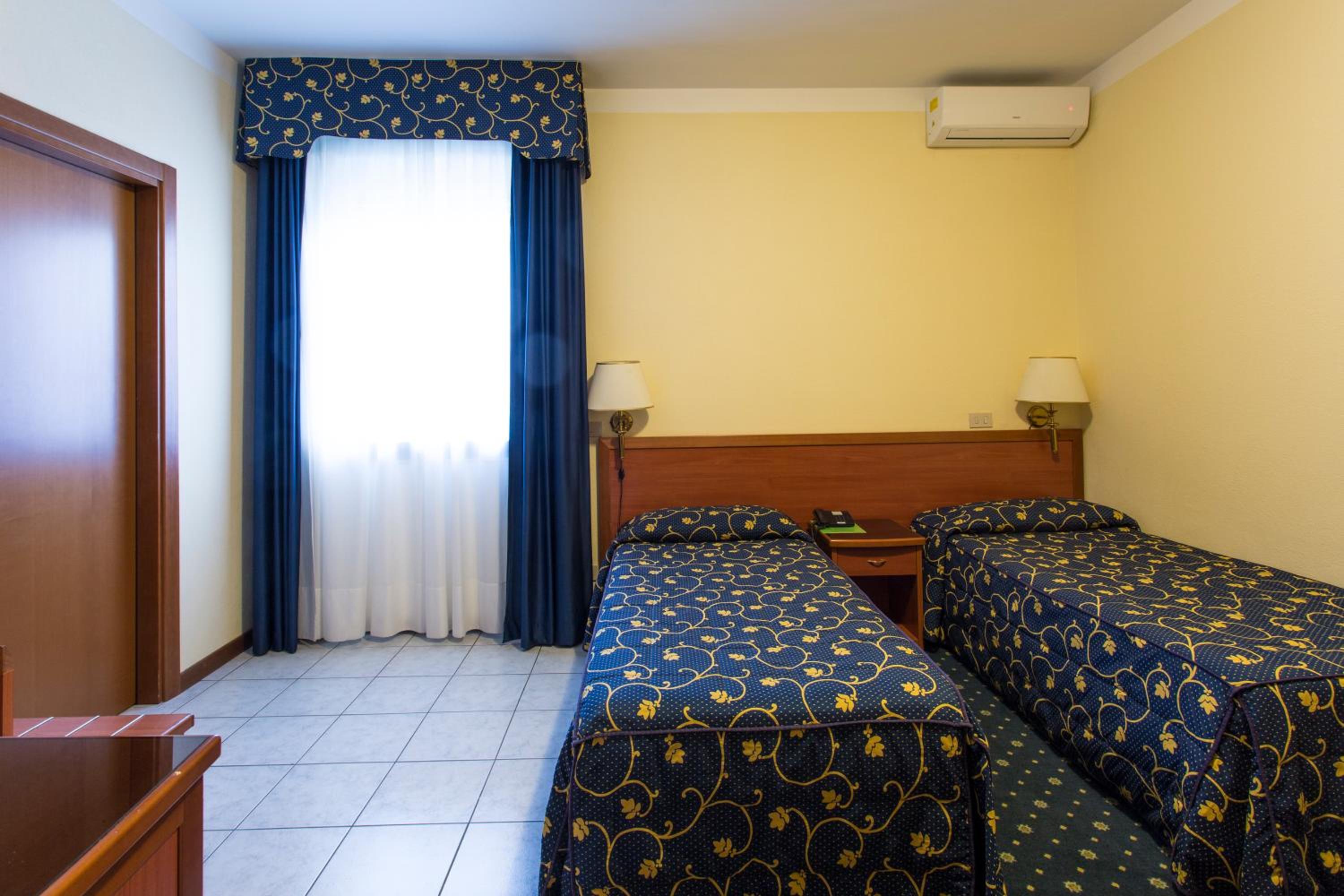 Twin Room - Photo 4