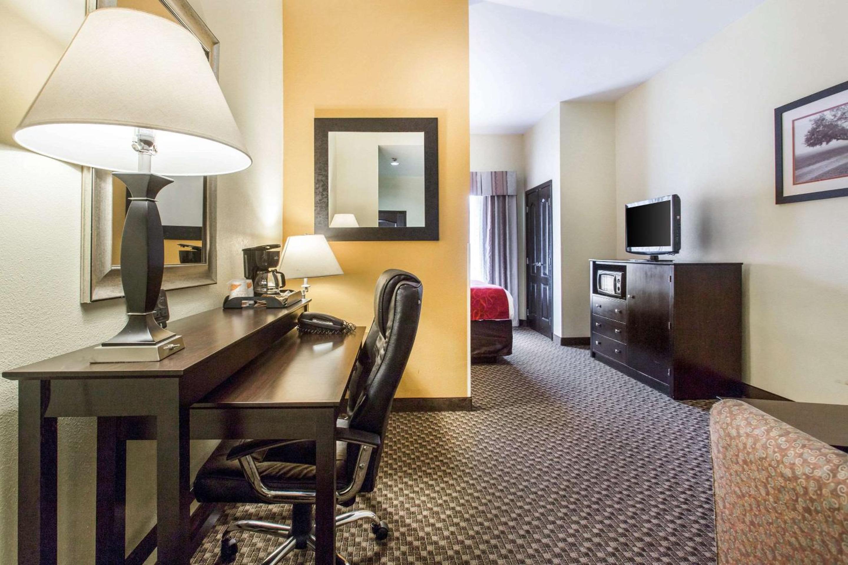Queen Suite - Non-Smoking - Photo 2