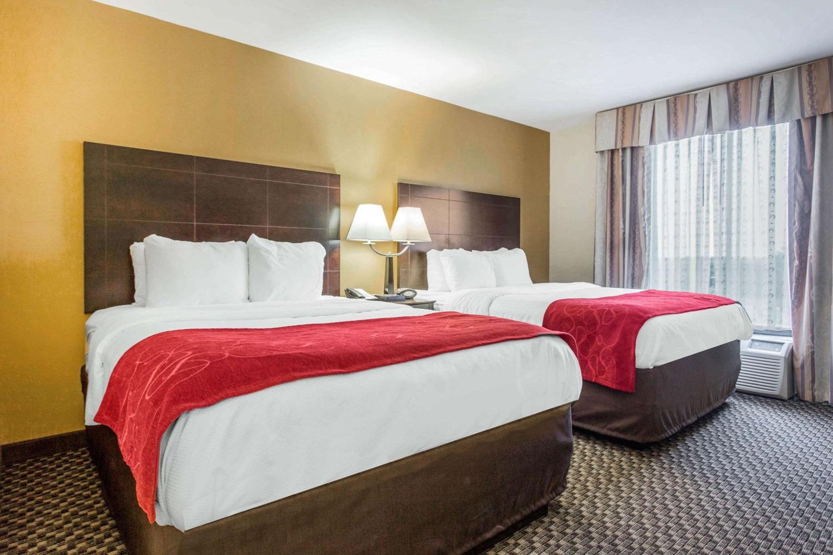 Queen Suite with Two Queen Beds - Non-Smoking - Photo 2