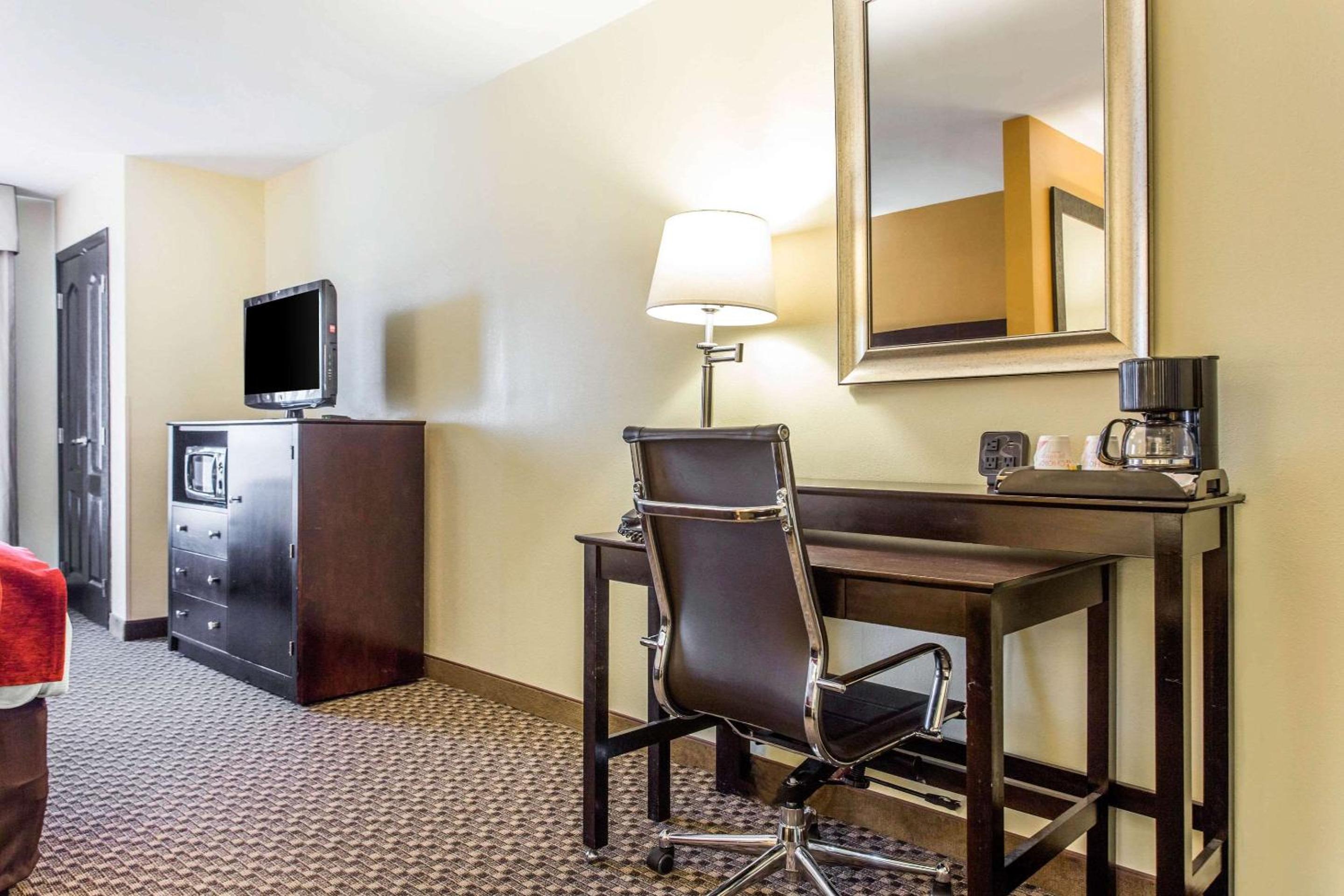 Queen Suite with Two Queen Beds - Non-Smoking - Photo 3
