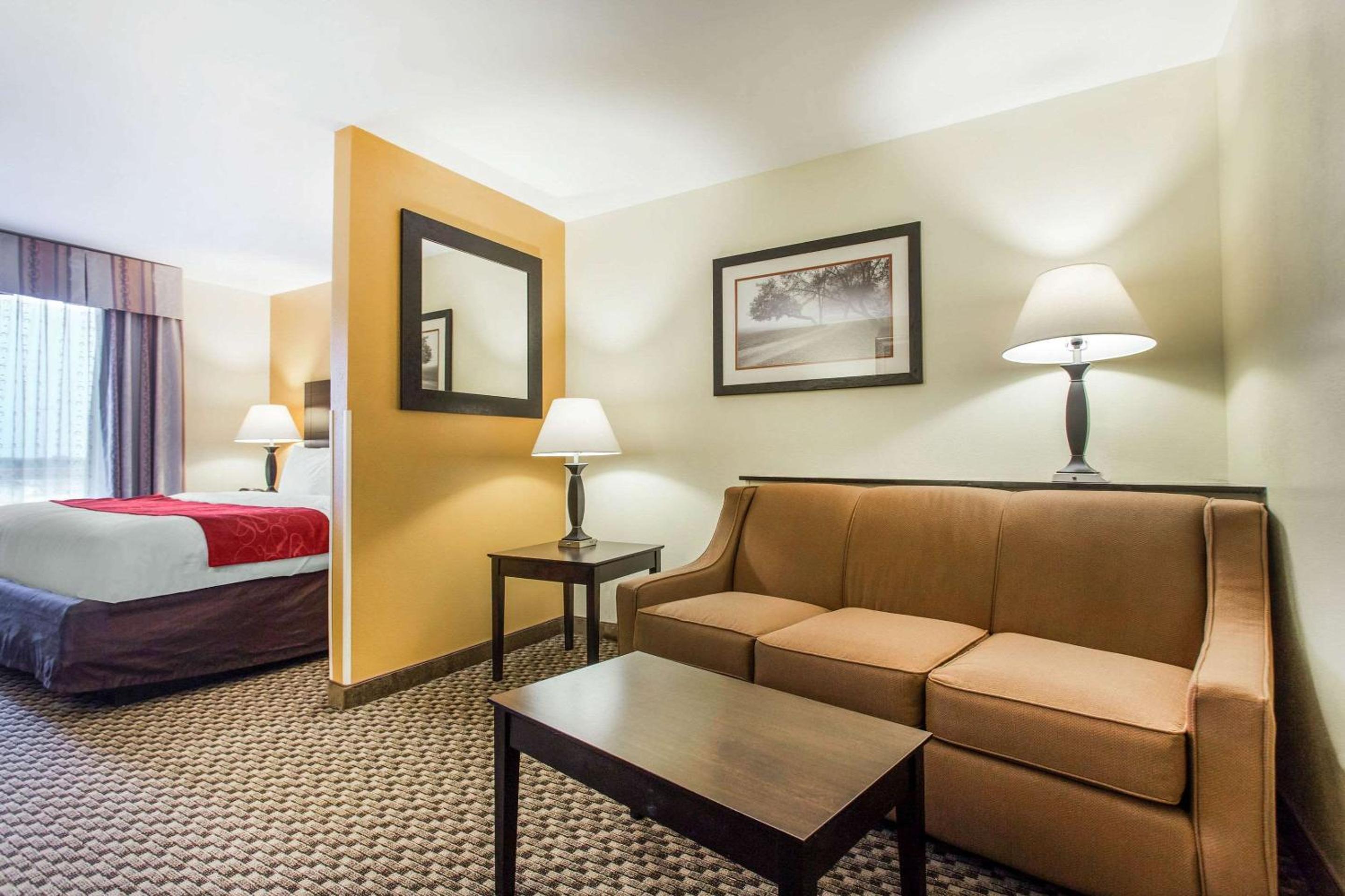 King Suite - Non-Smoking - Photo 3