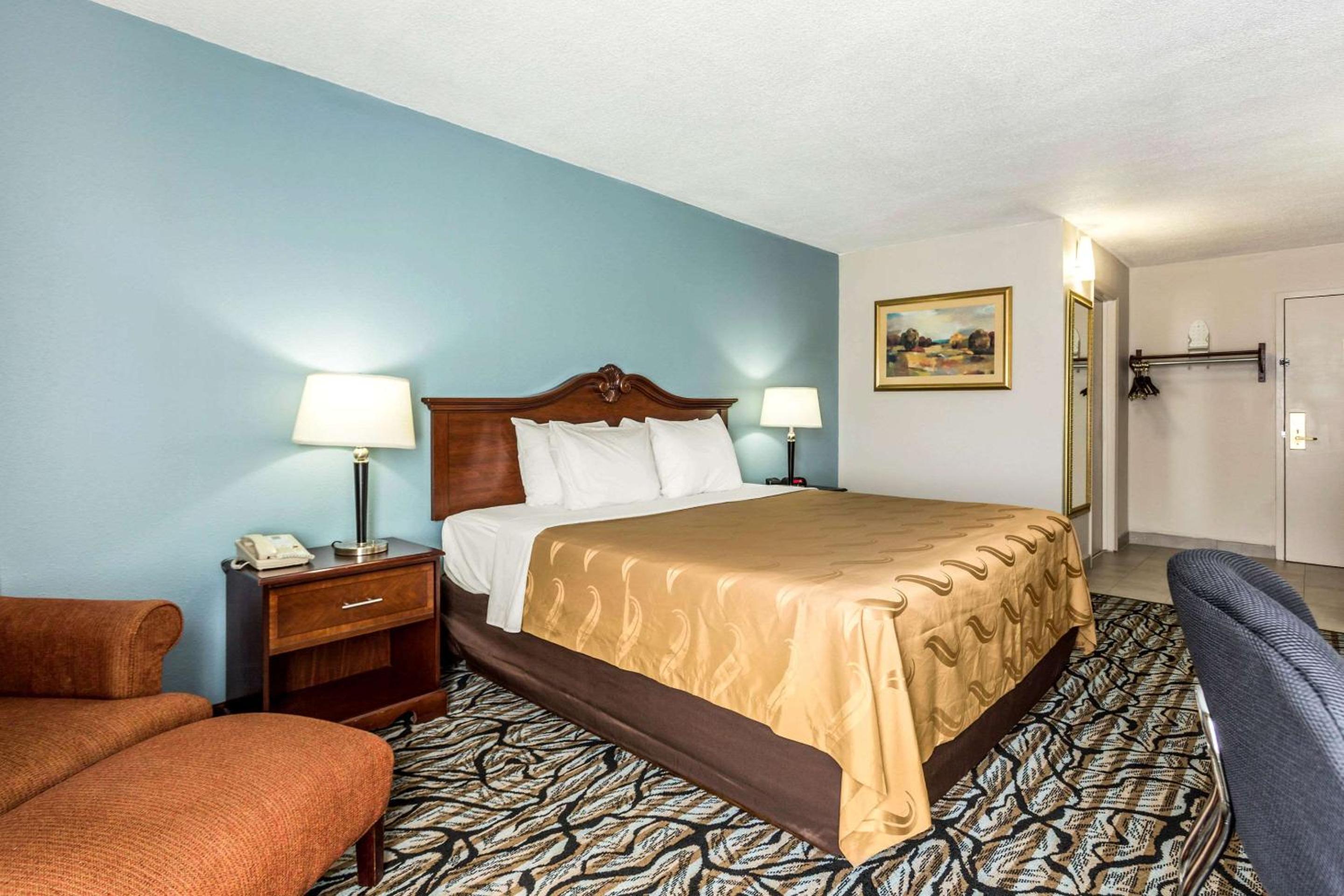 King Room - Non-Smoking - Photo 3