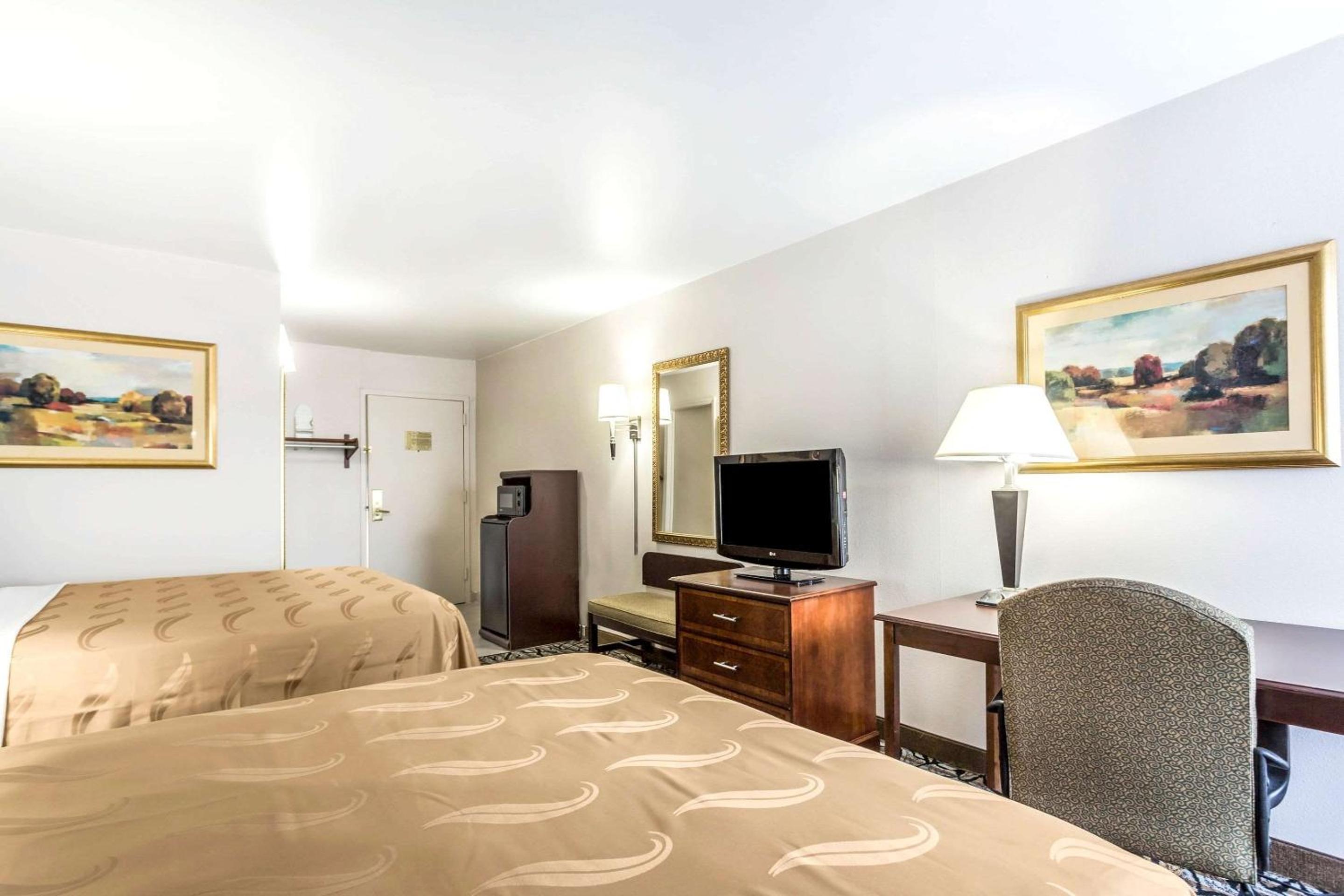 Queen Room with Two Queen Beds - Non-Smoking - Photo 3