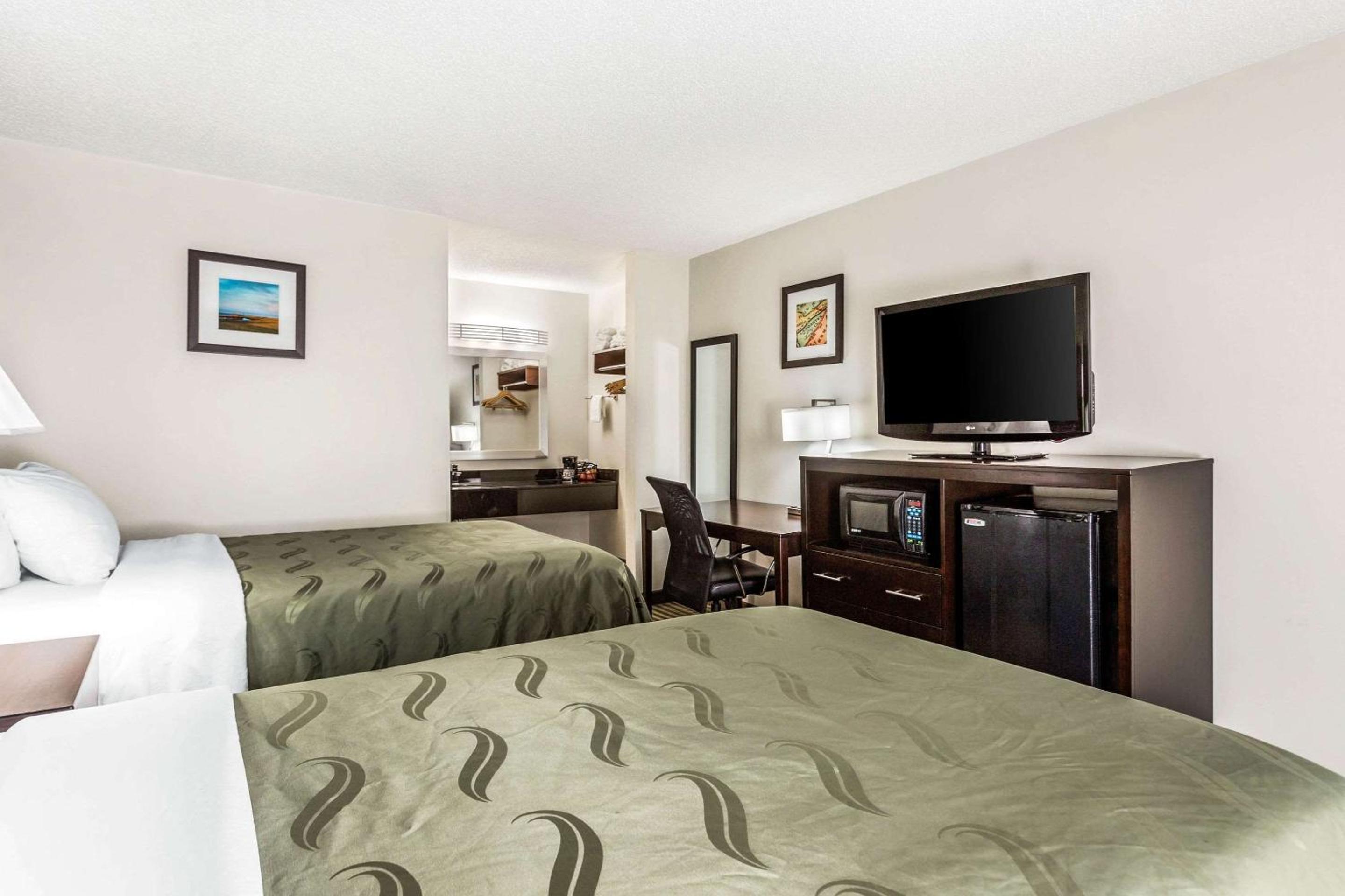 Double Room with Two Double Beds - Smoking - Photo 2