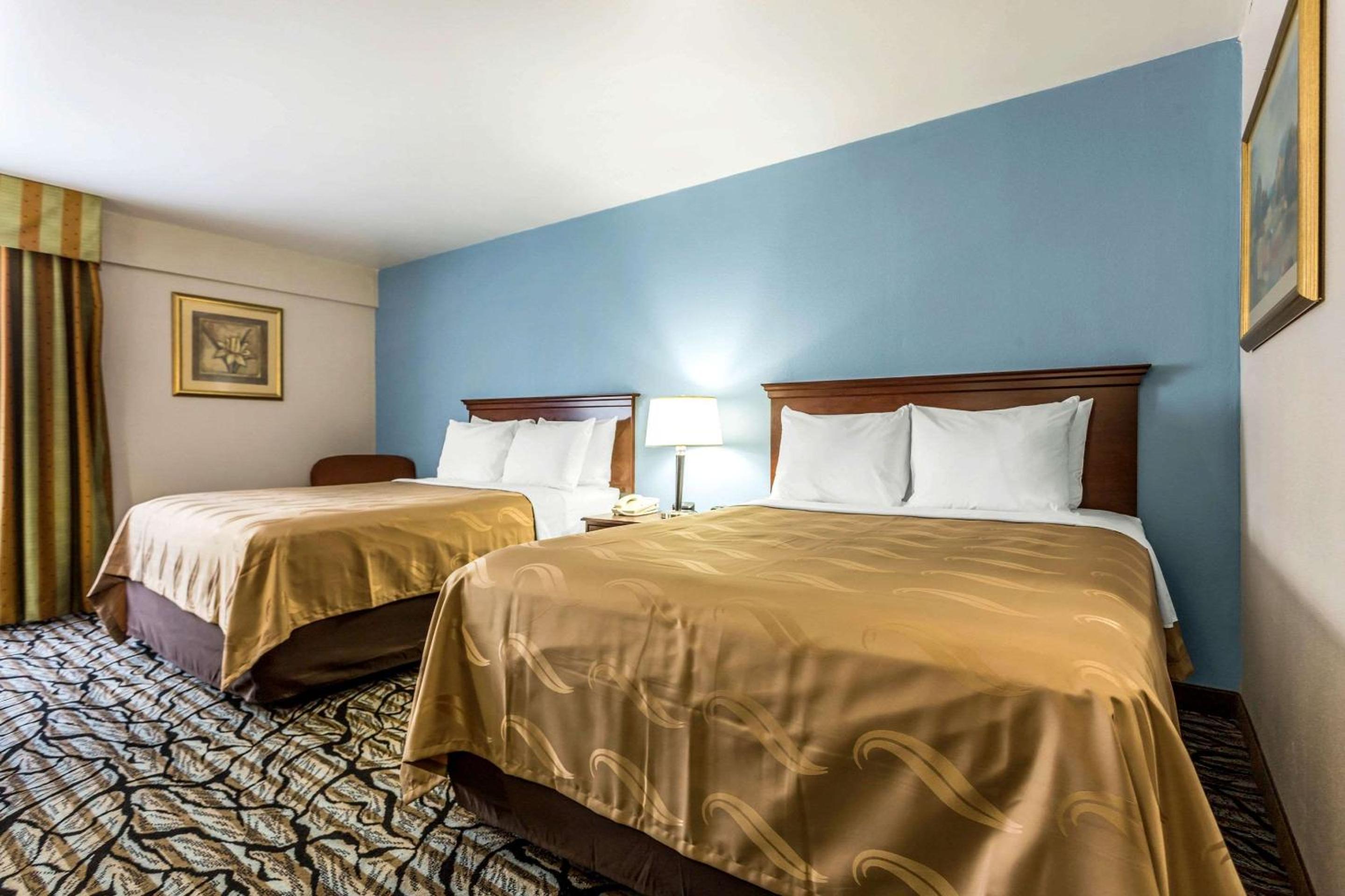 Queen Room with Two Queen Beds - Non-Smoking - Photo 4