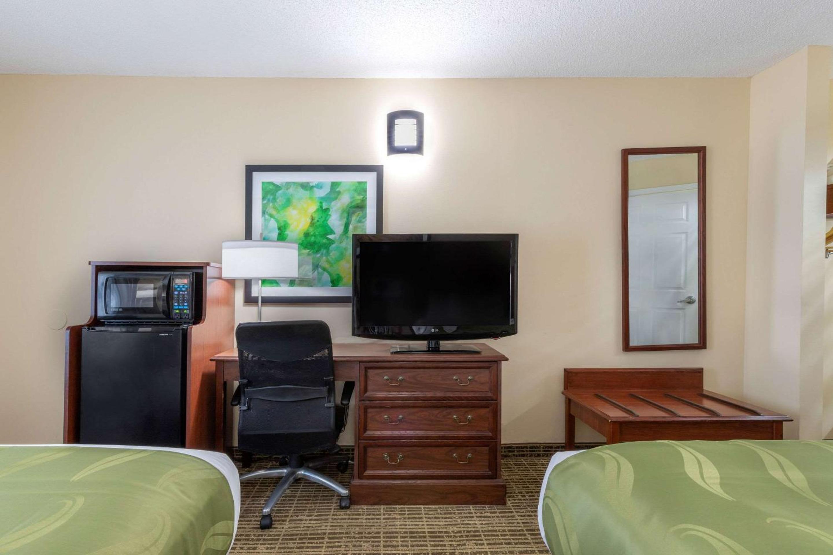 Double Room with Two Double Beds - Smoking - Photo 3