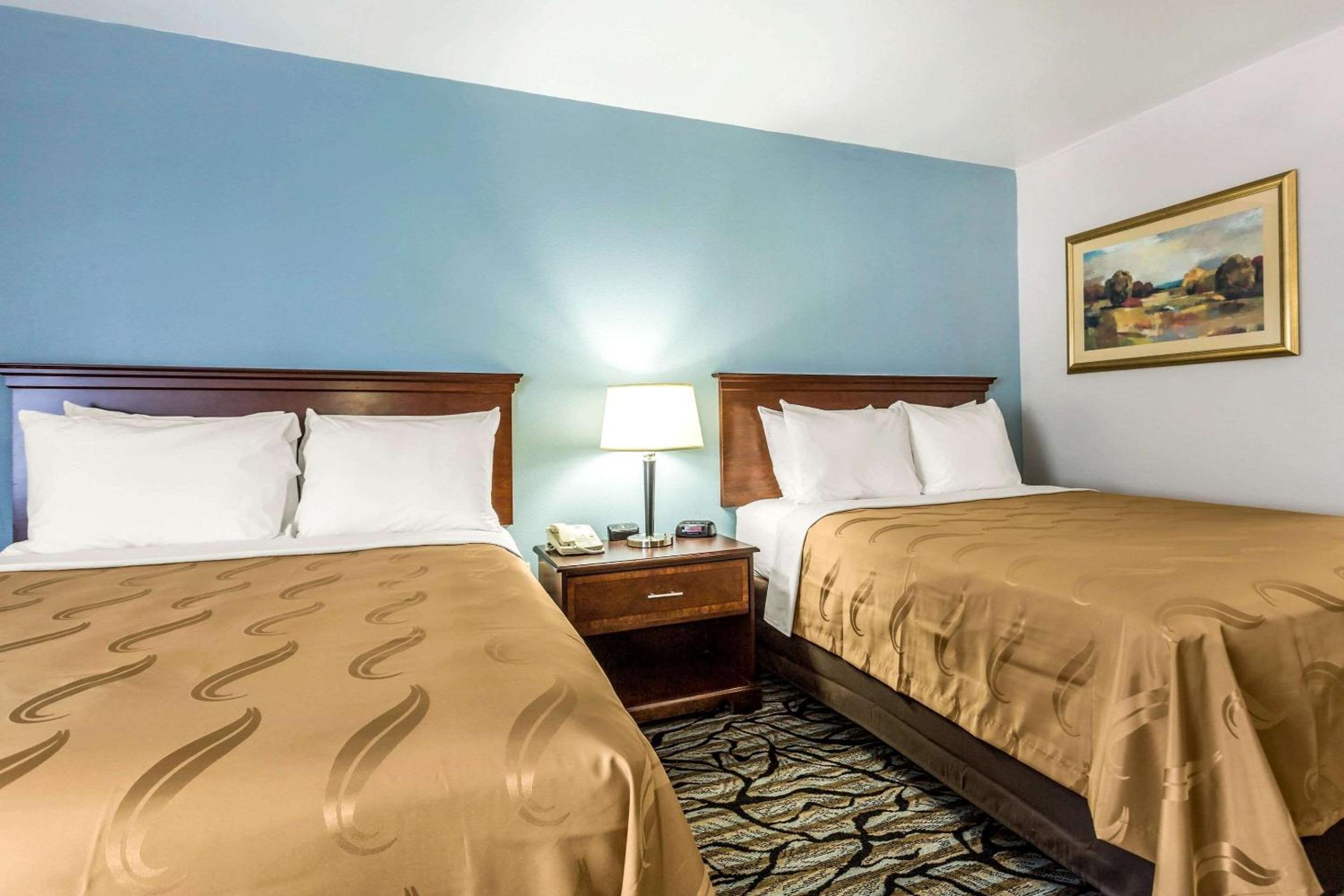 Queen Room with Two Queen Beds - Non-Smoking - Photo 2