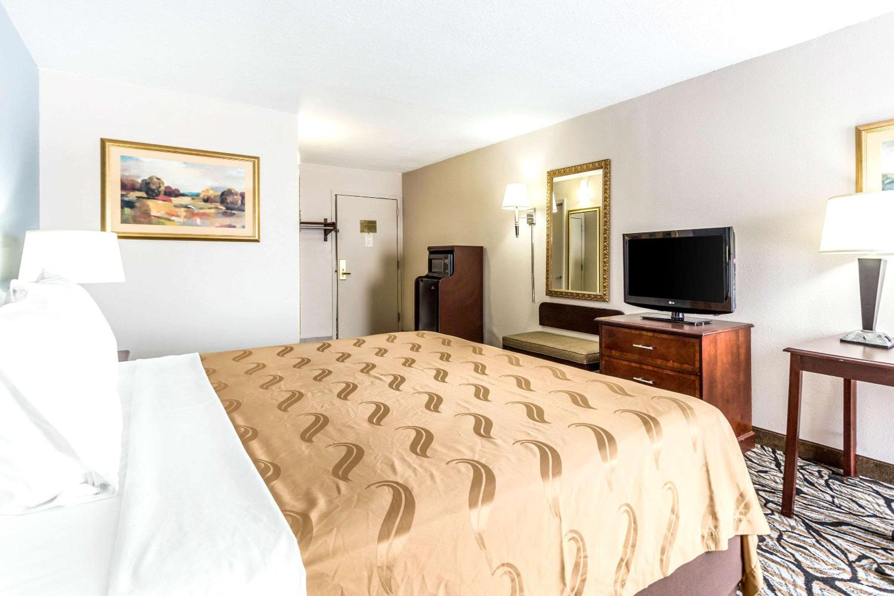 King Room - Non-Smoking - Photo 4