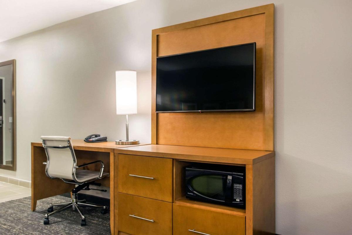 King Suite - Accessible/Non-Smoking photo 2