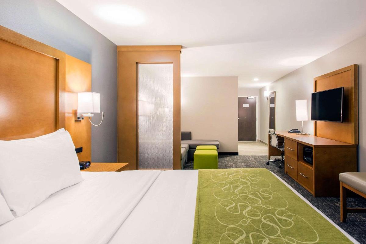 King Suite - Accessible/Non-Smoking photo 1