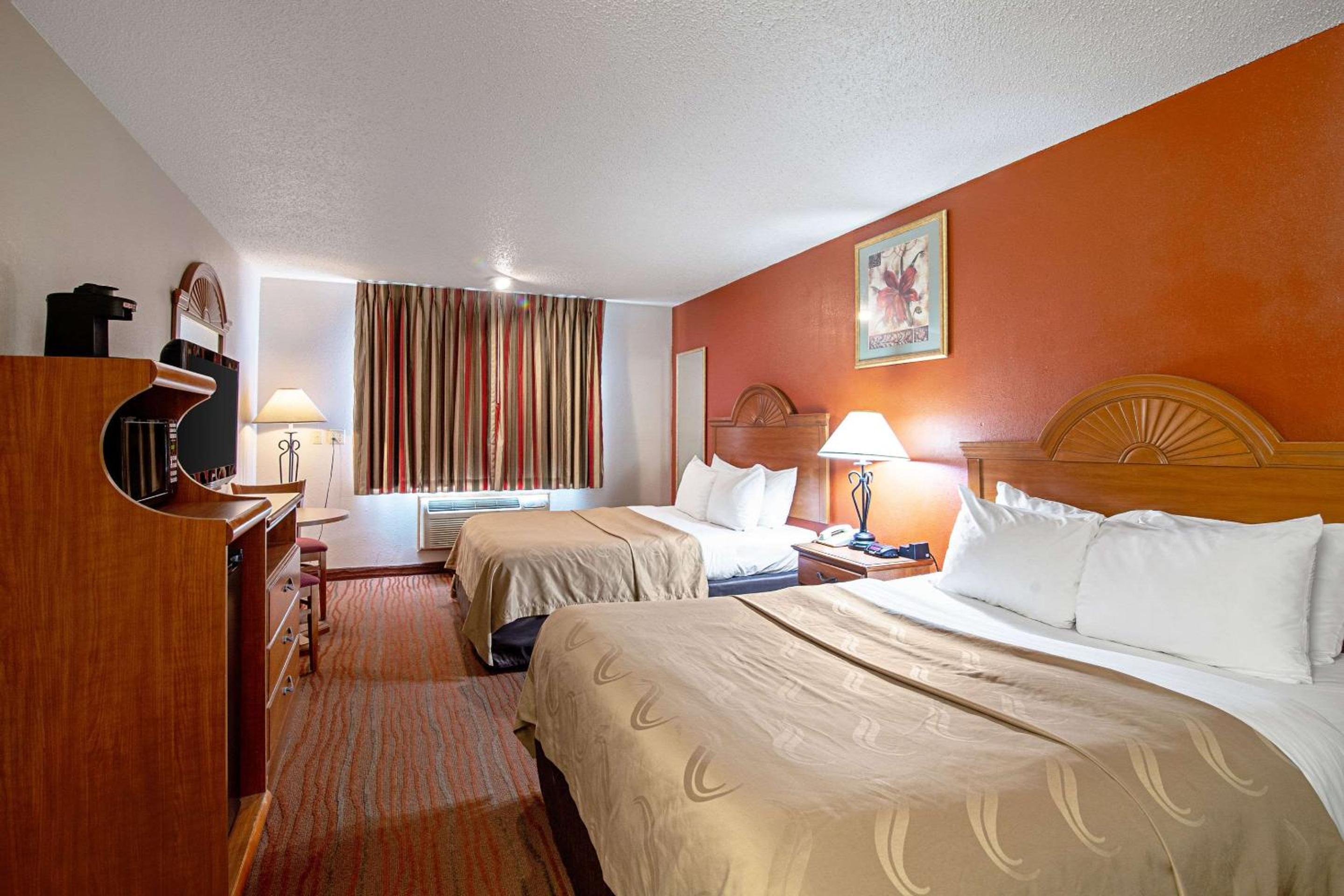 Queen Room with Two Queen Beds - Non-Smoking - Photo 3