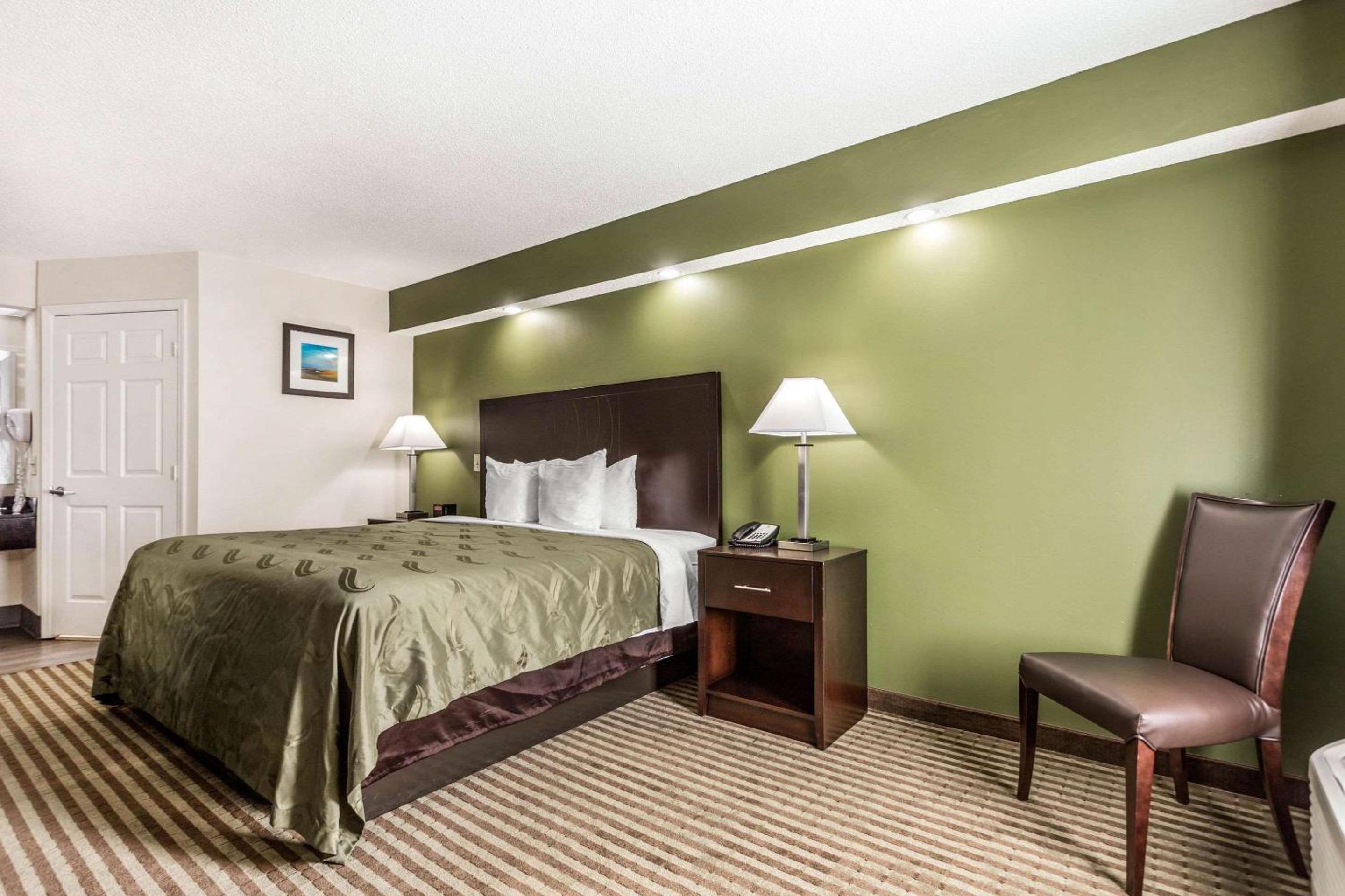 King Room - Non-Smoking - Photo 3