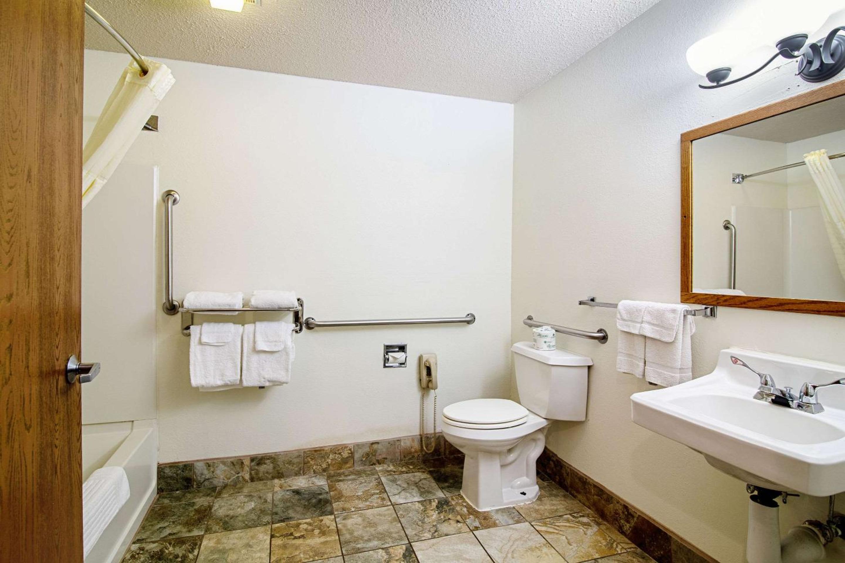 Queen Room - Accessible/Nonsmoking - Photo 2