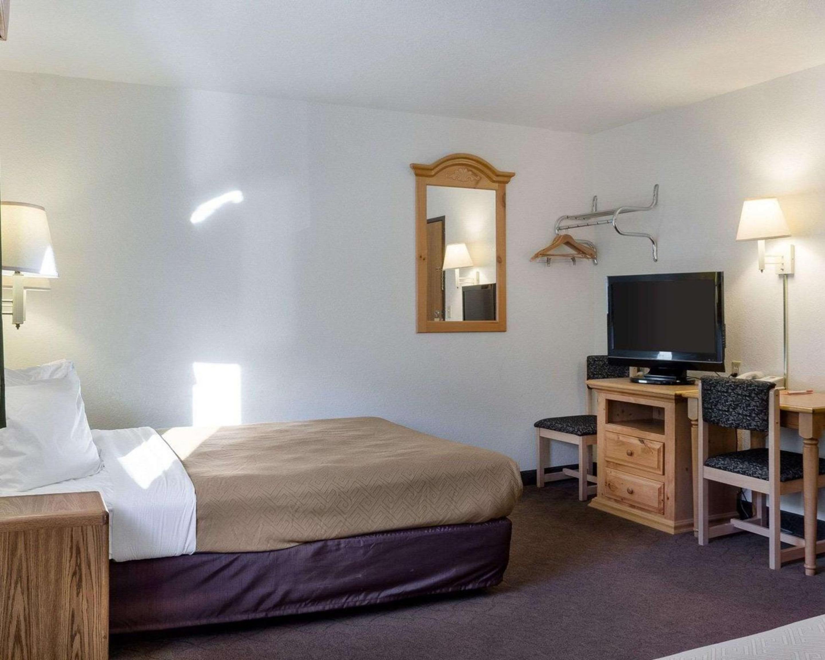 Queen Room With Two Queen Beds - Forest View - Non-Smoking photo 2