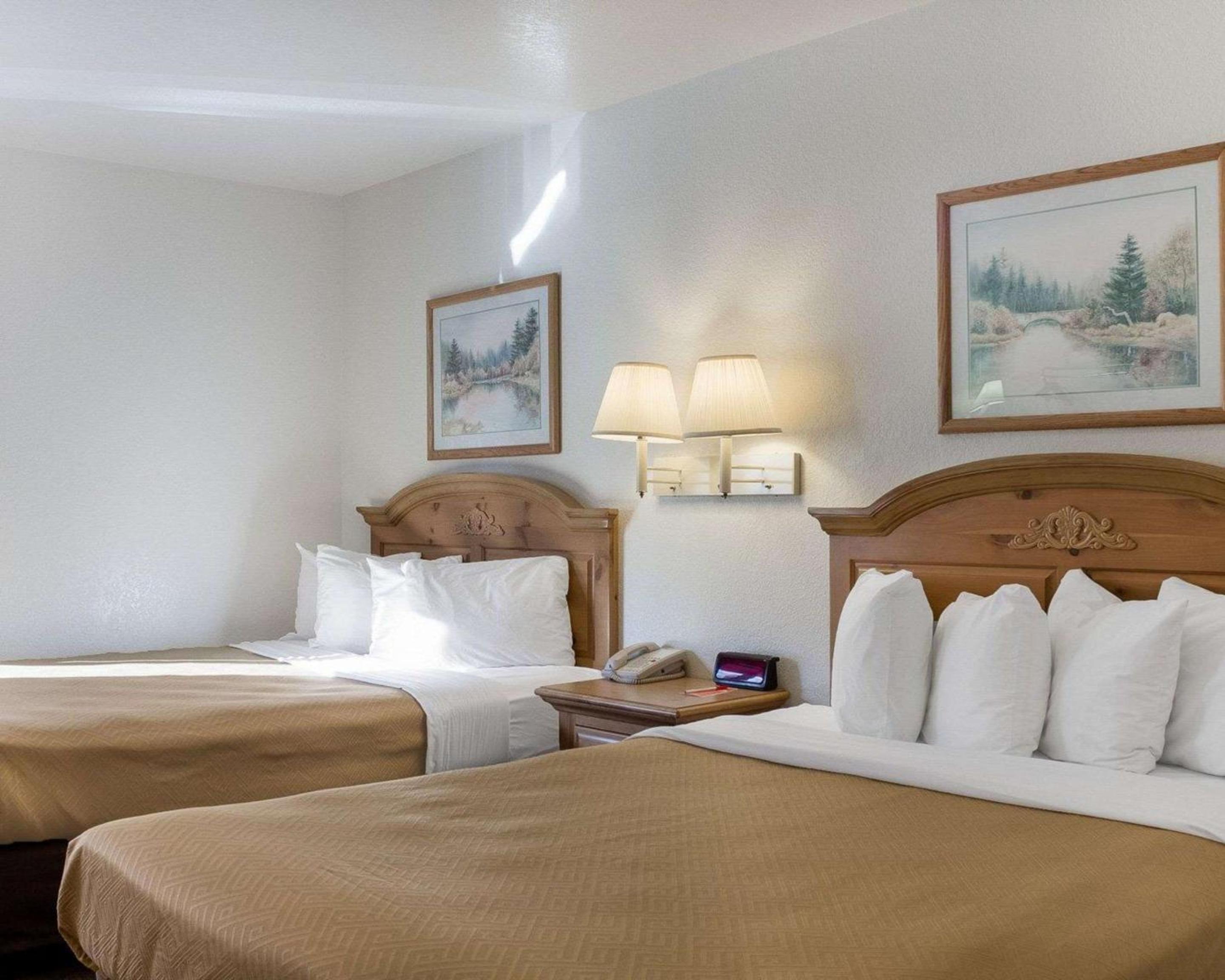 Queen Suite With Two Queen Beds - Non-Smoking photo 3