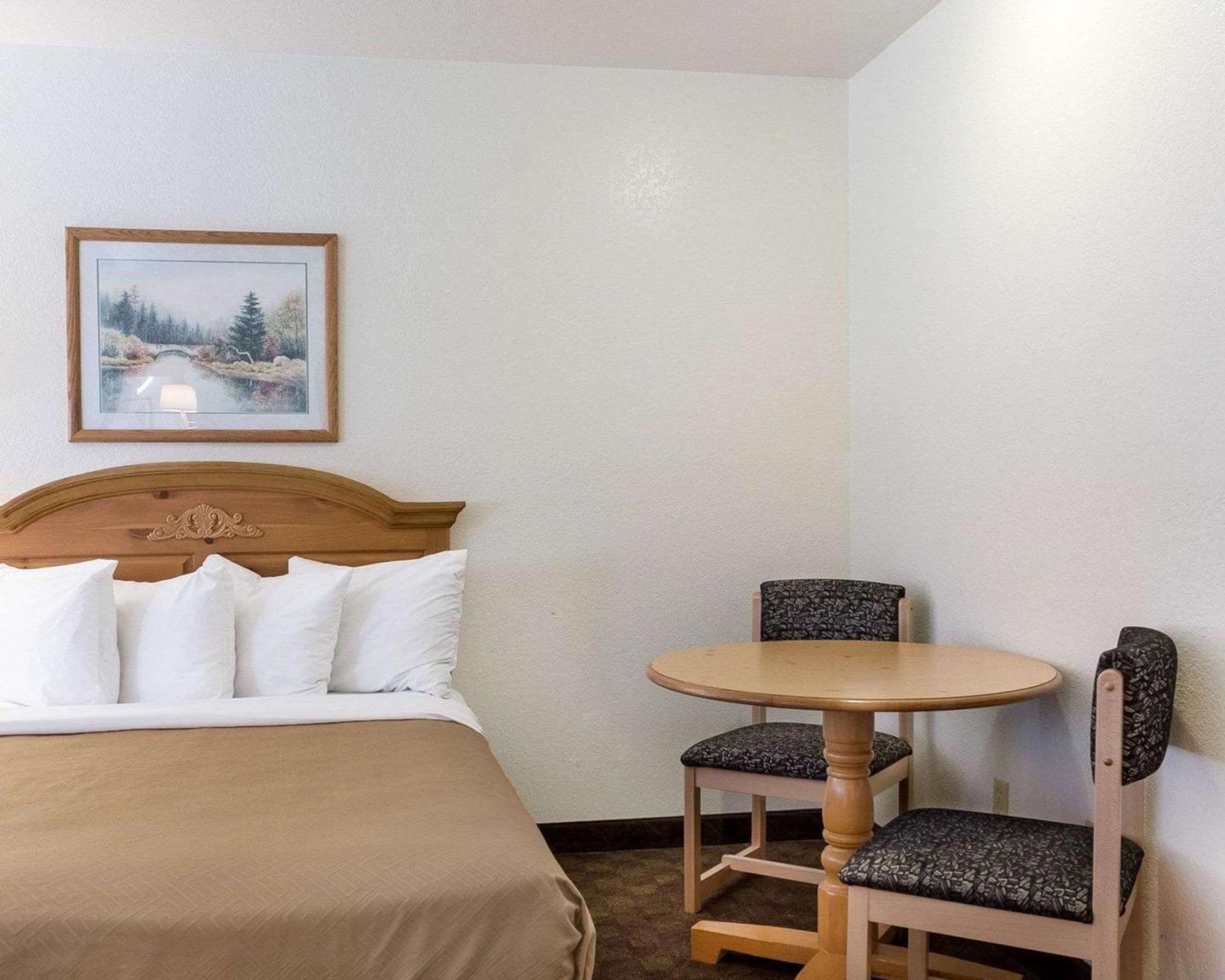 Queen Suite With Two Queen Beds - Non-Smoking photo 2