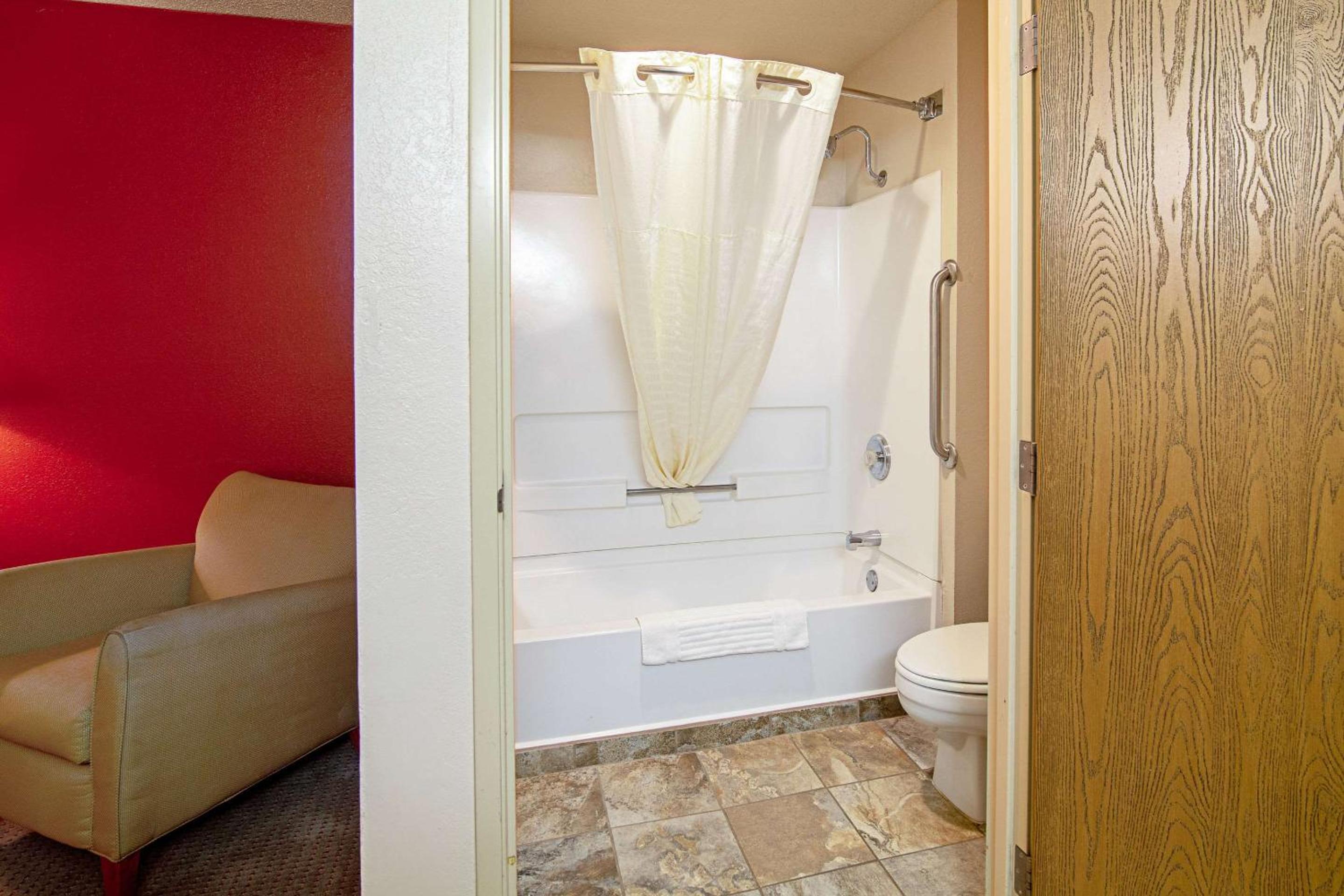 Queen Room with Two Queen Beds - Non-Smoking - Photo 5