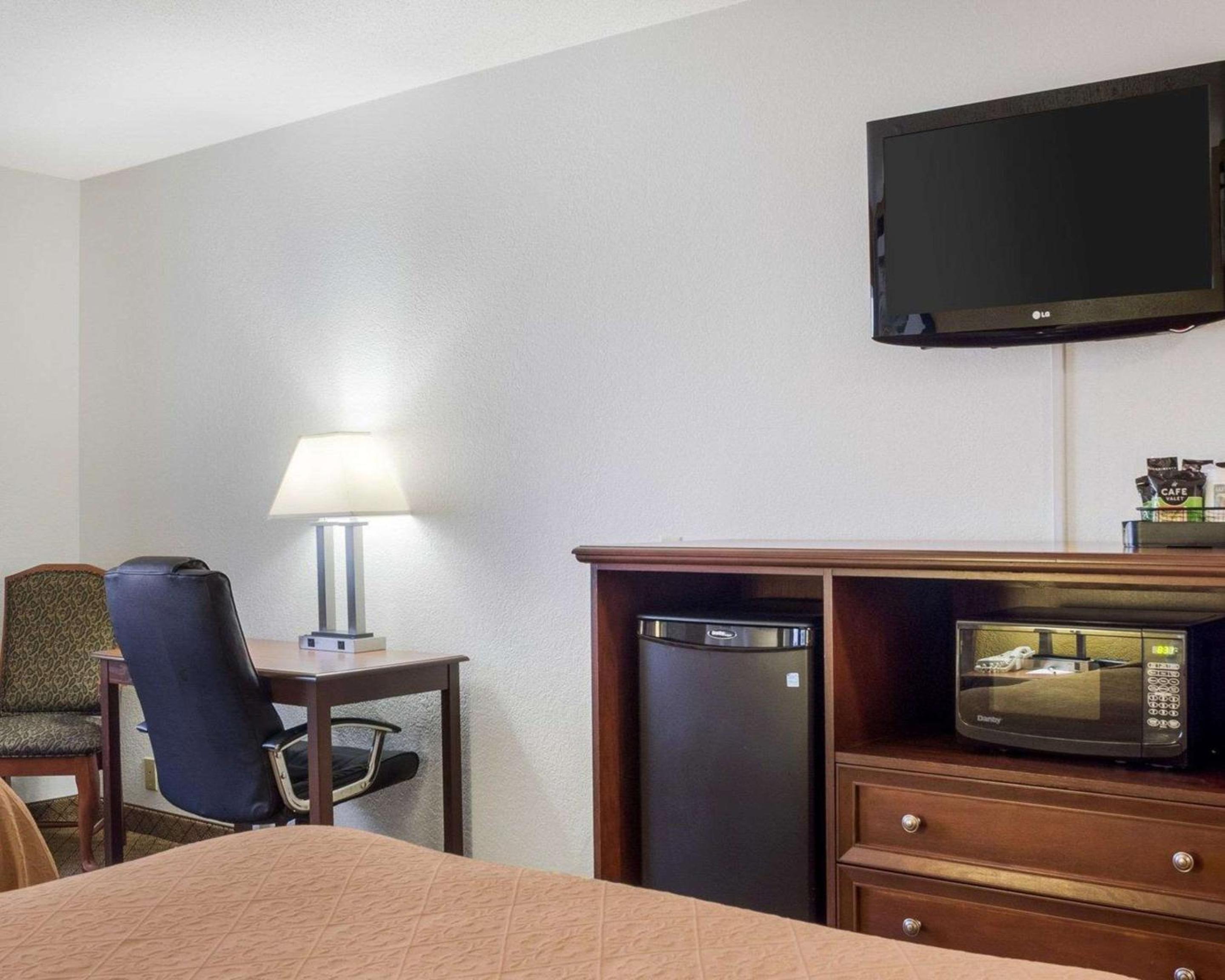 Queen Room with Two Queen Beds - Non-Smoking - Photo 1