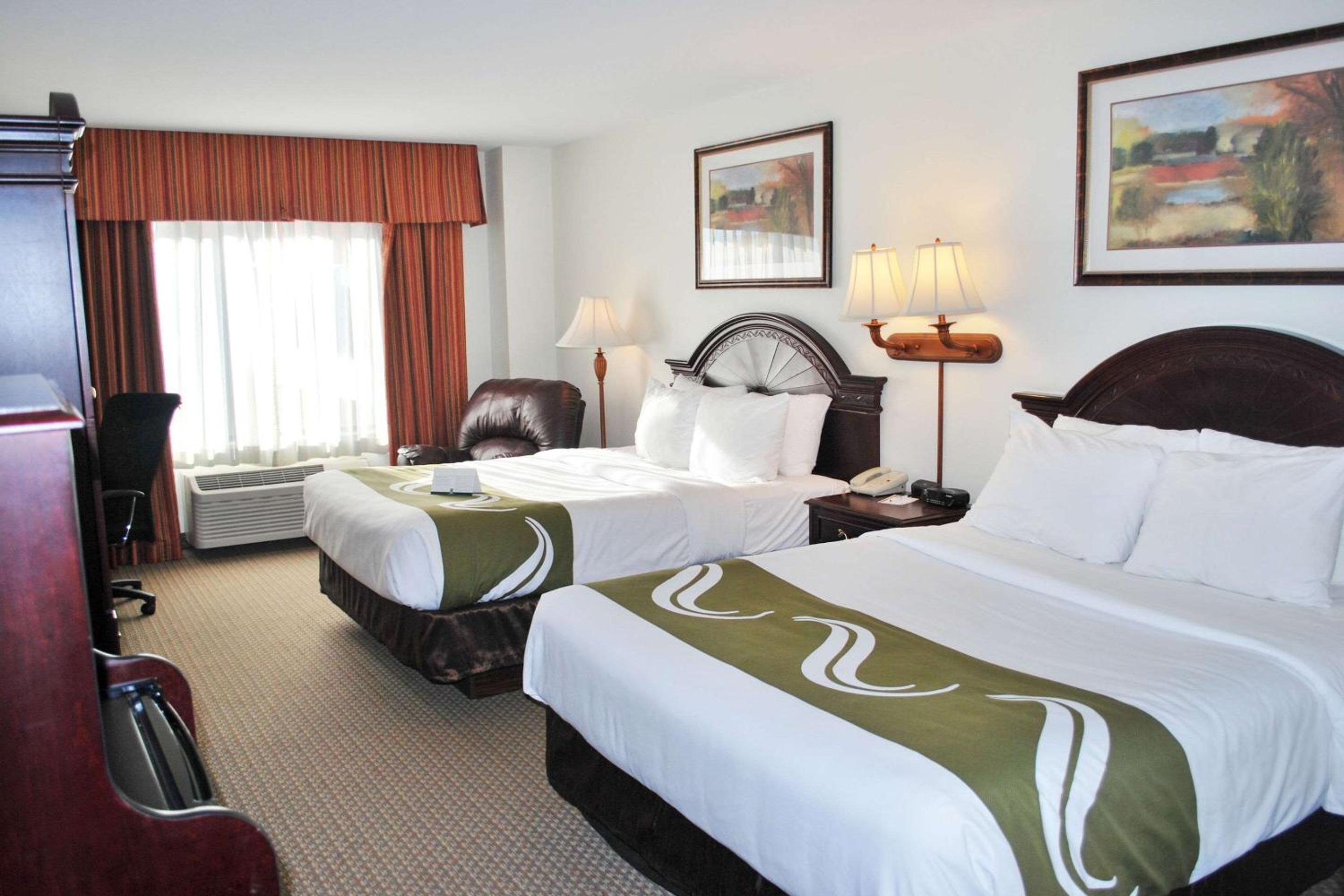 Queen Room with Two Queen Beds - Non-Smoking - Photo 3