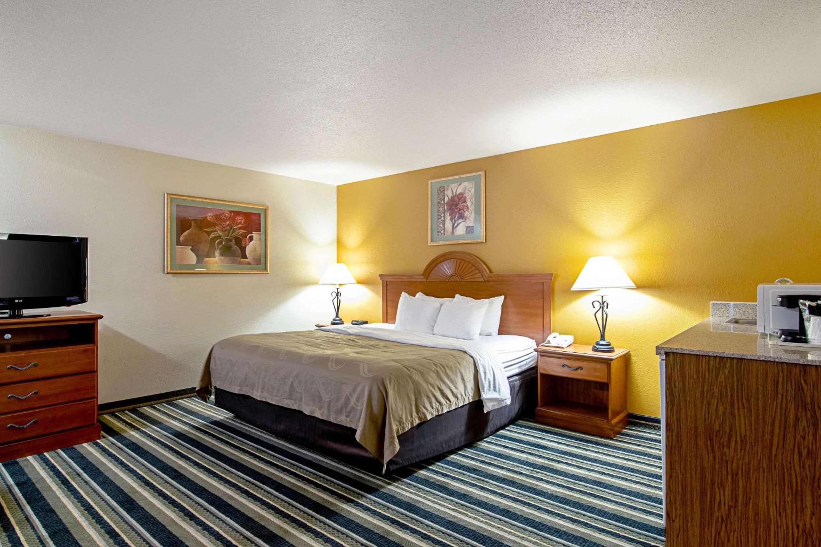 Queen Room - Non-Smoking - Photo 1