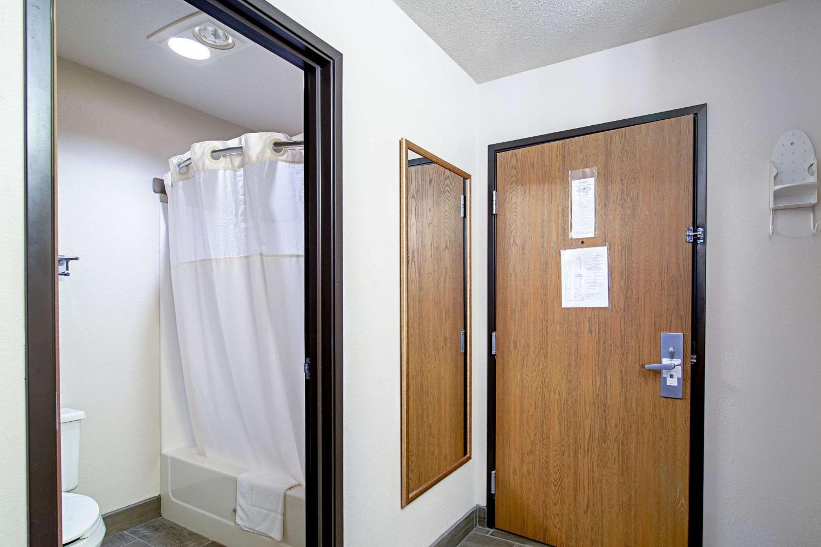 King Room - Non-Smoking - Photo 2
