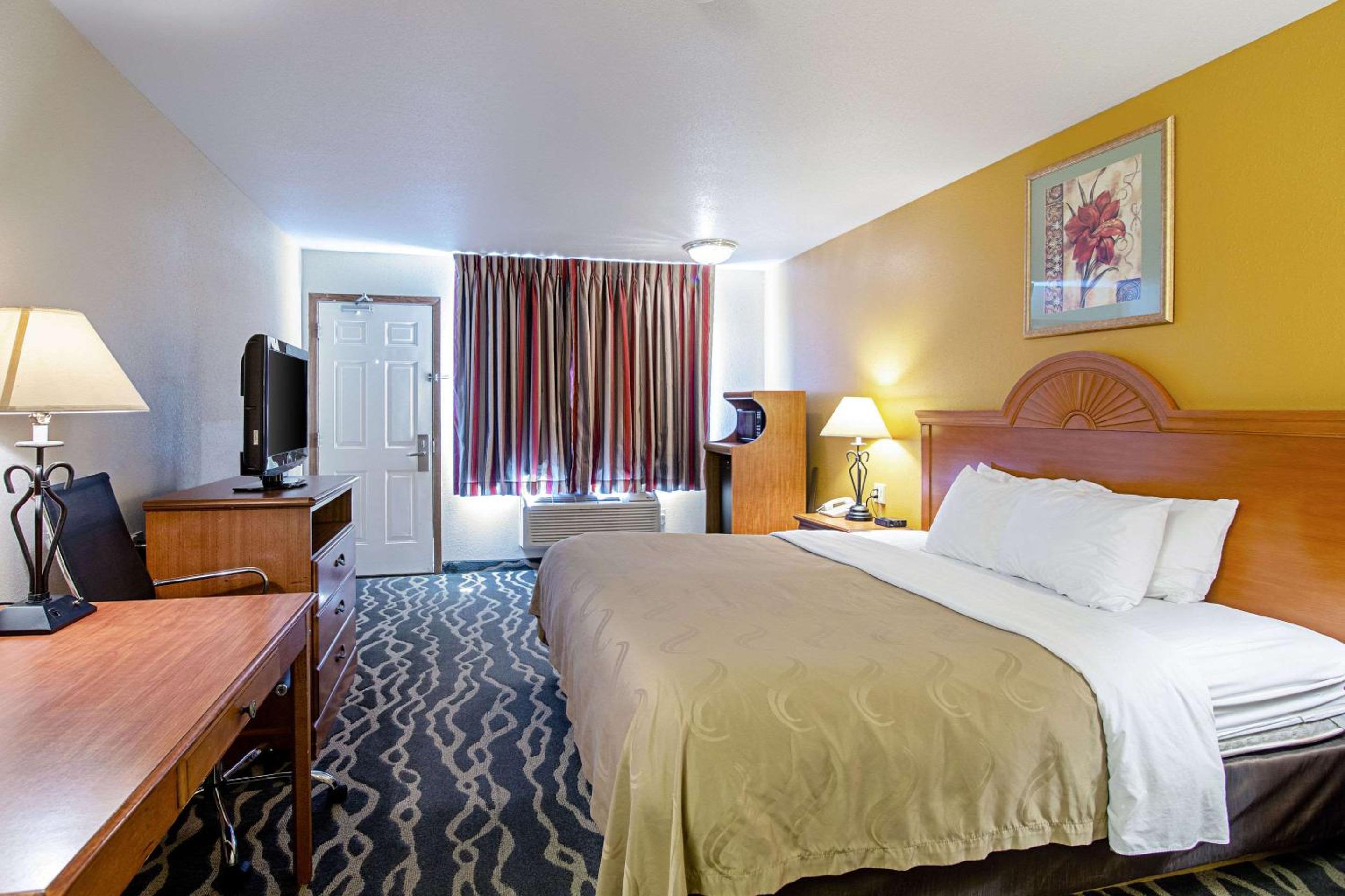 King Room - Non-Smoking - Photo 1