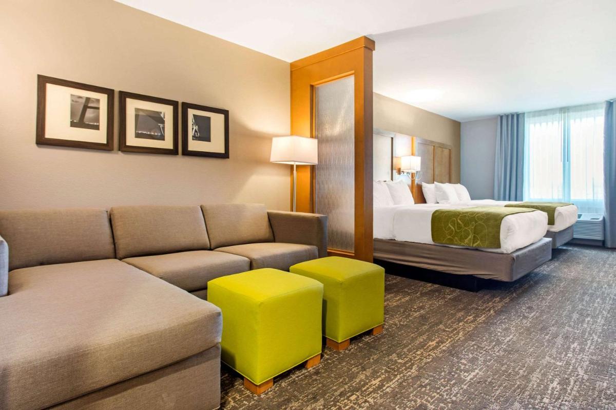 Queen Suite with Two Queen Beds and Sofa Bed photo 3