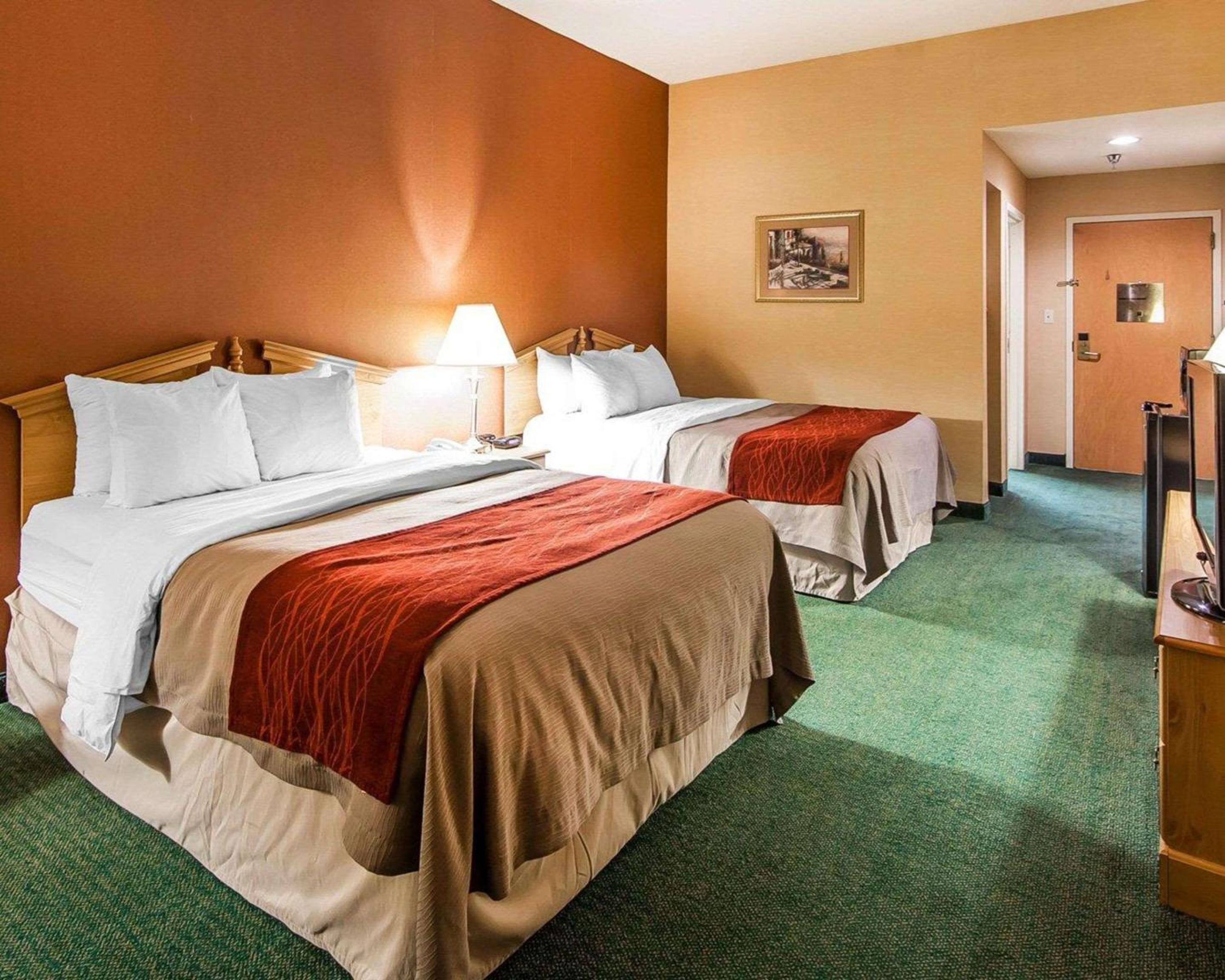 Queen Room with Two Queen Beds - Non-Smoking - Photo 1
