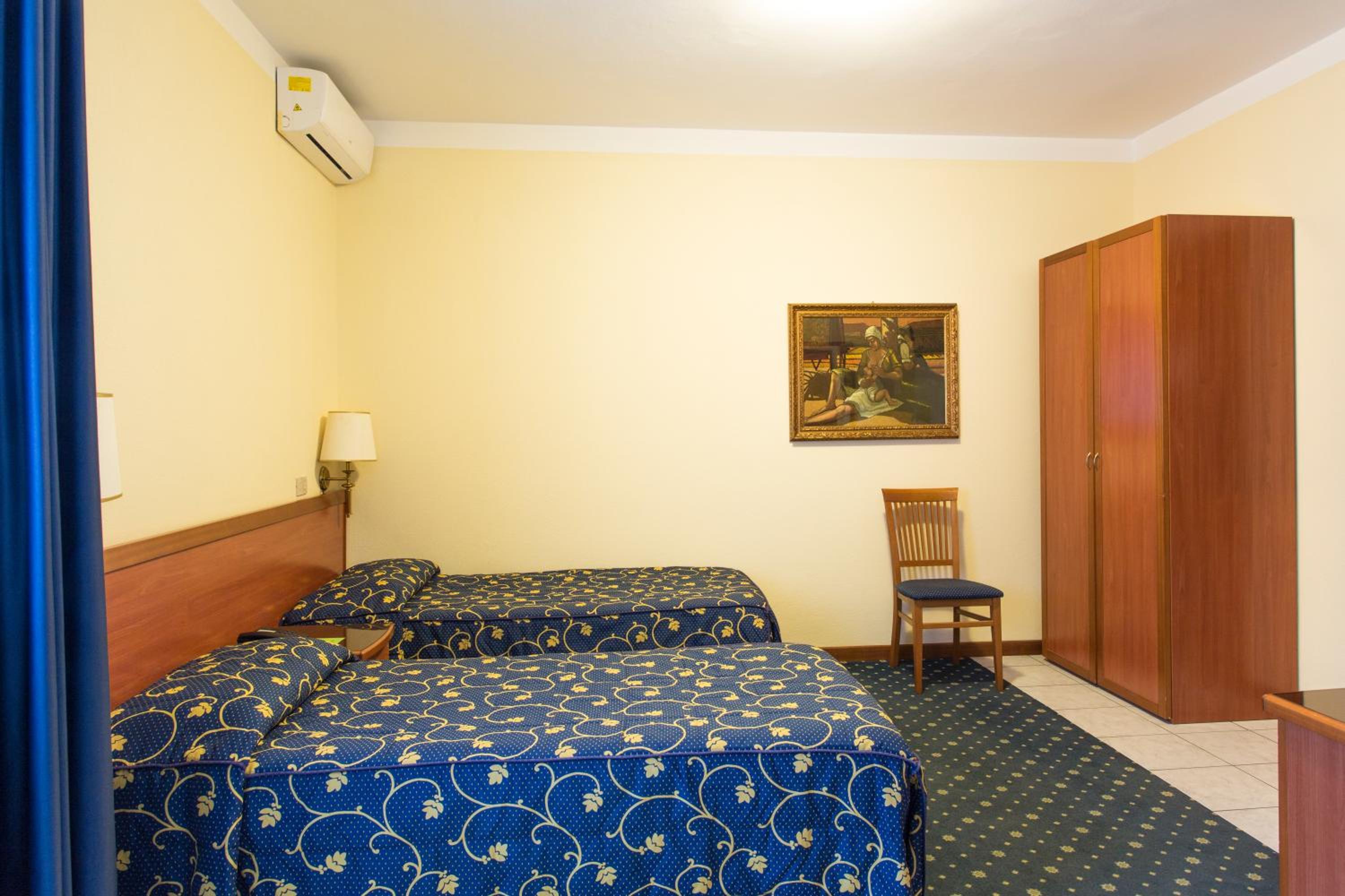 Twin Room - Photo 1