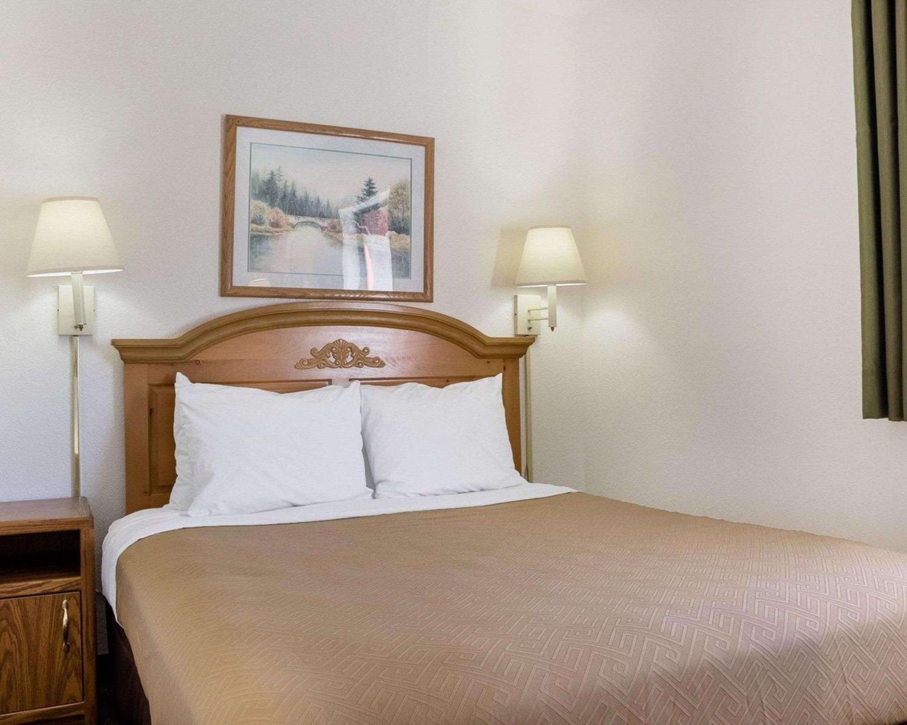 Standard Queen Room - Top Floor photo 3