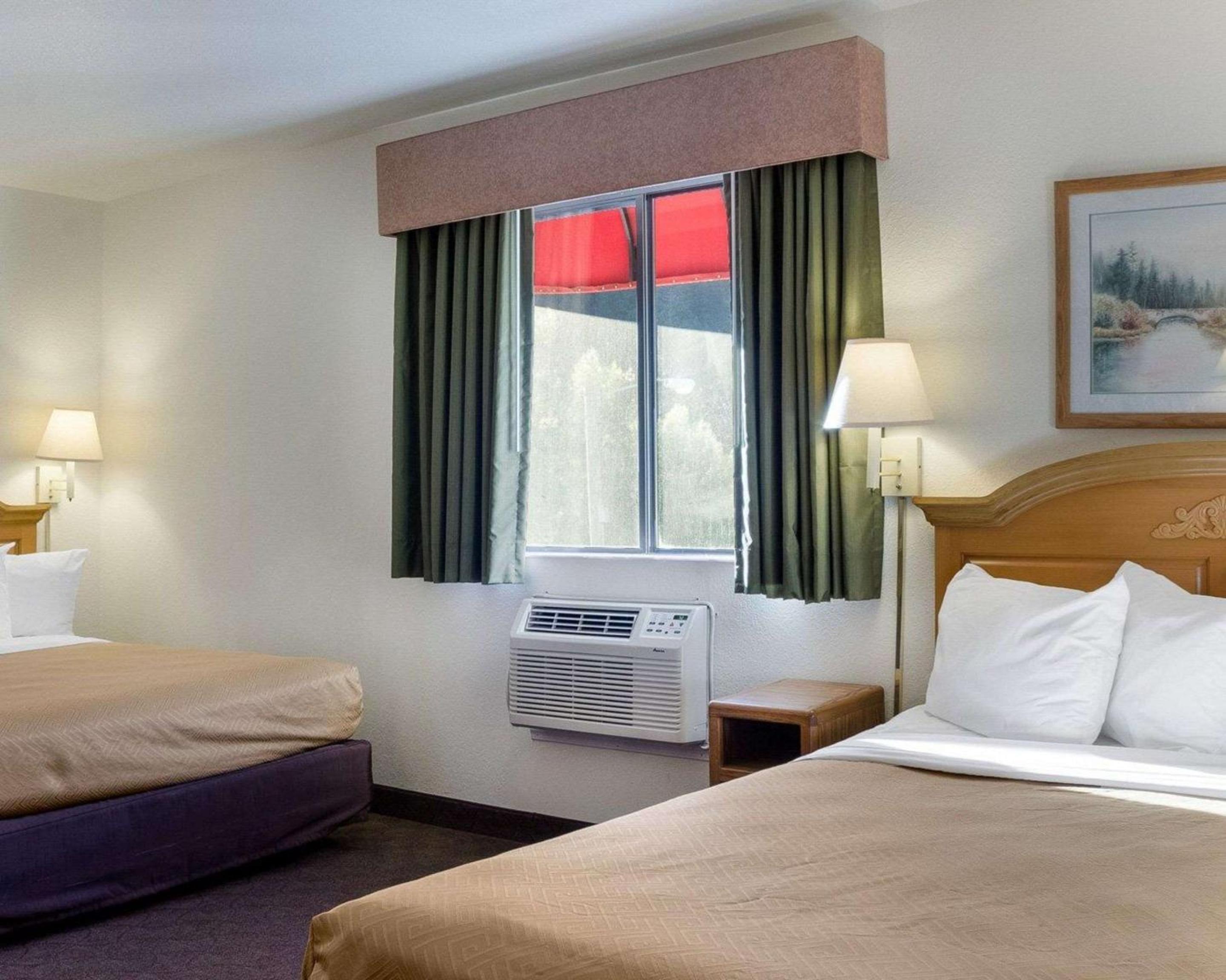 Queen Room With Two Queen Beds - Forest View - Non-Smoking photo 3