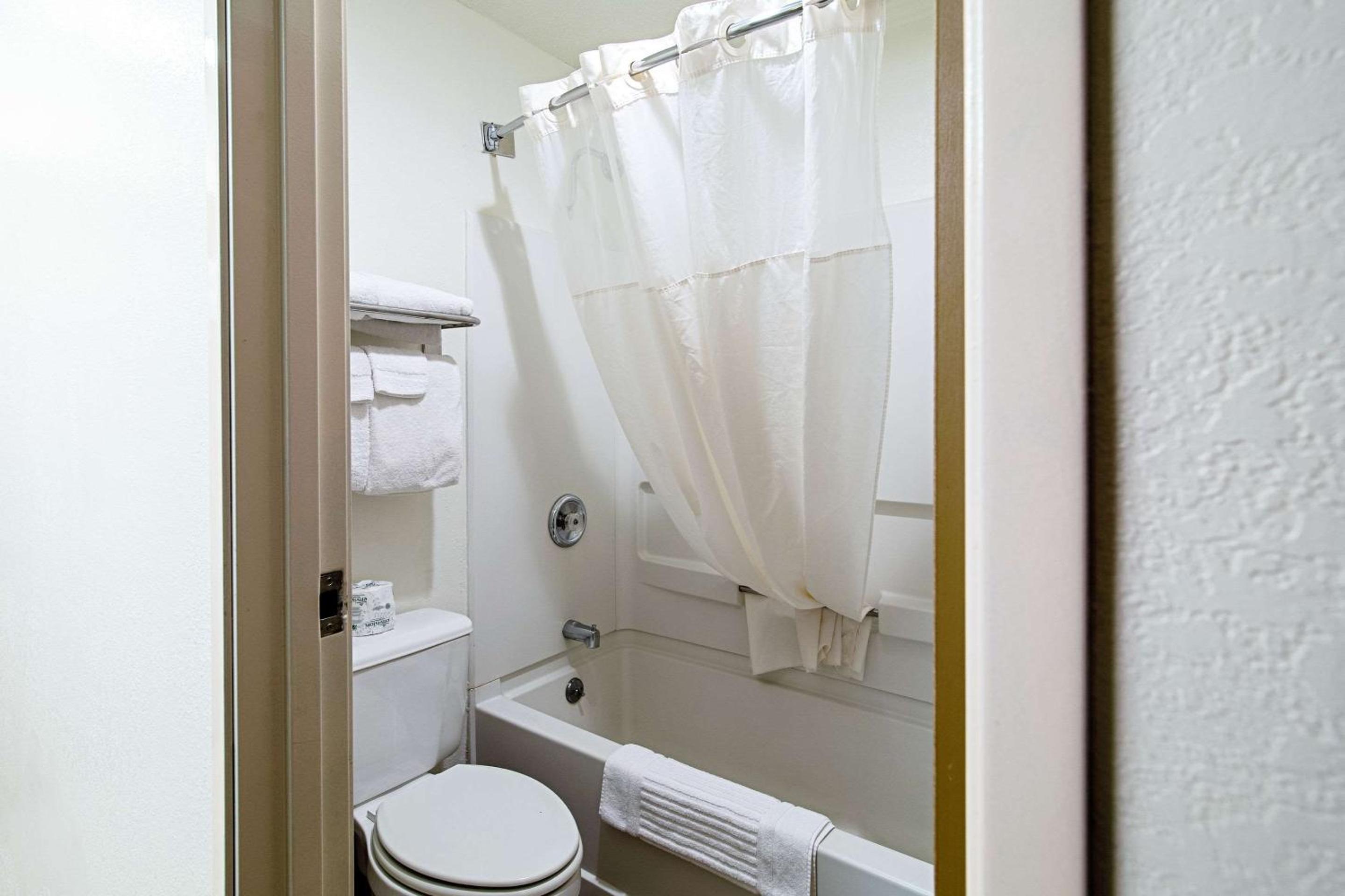 Queen Room with Two Queen Beds - Non-Smoking - Photo 4