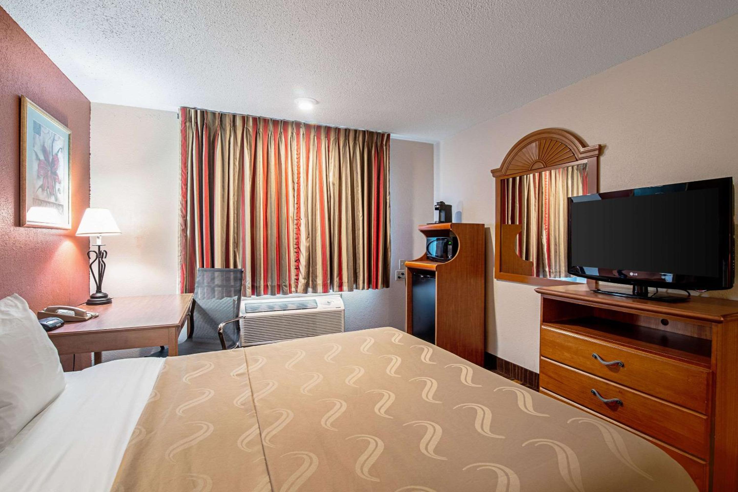 Queen Room with Two Queen Beds - Non-Smoking - Photo 1