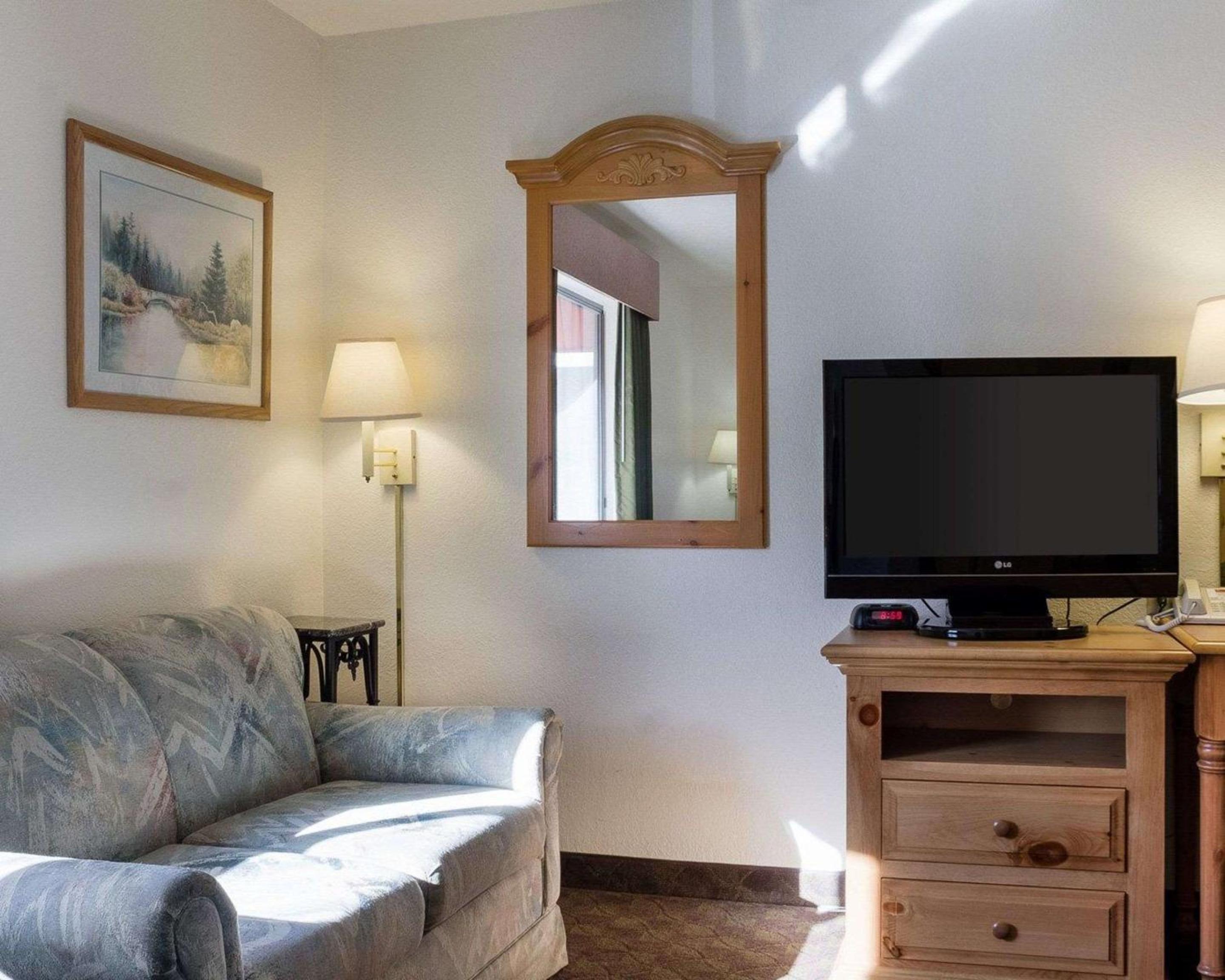 Standard Queen Room - Top Floor photo 2