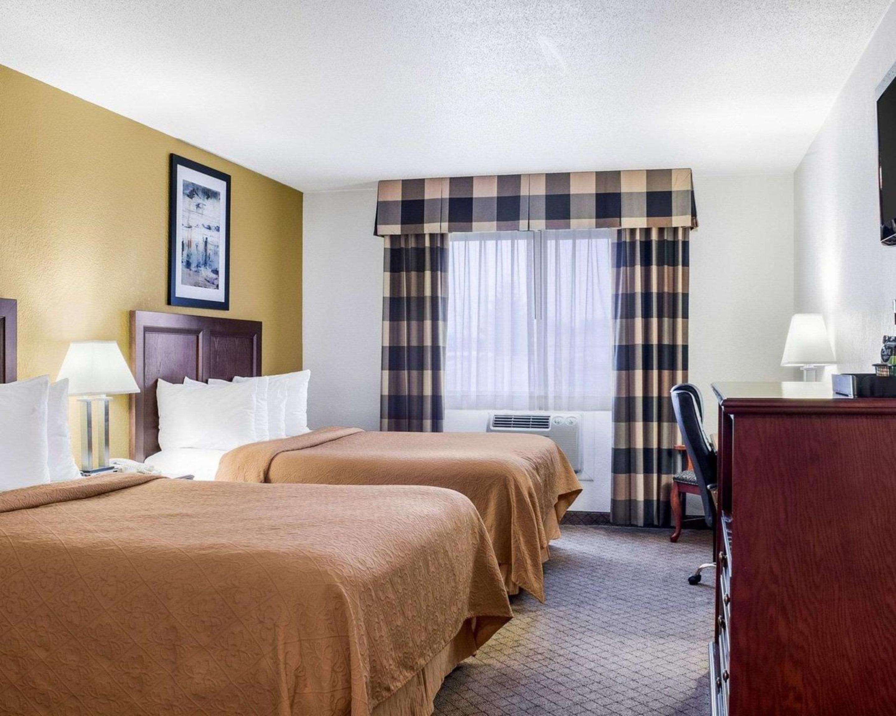 Queen Room with Two Queen Beds - Non-Smoking - Photo 2