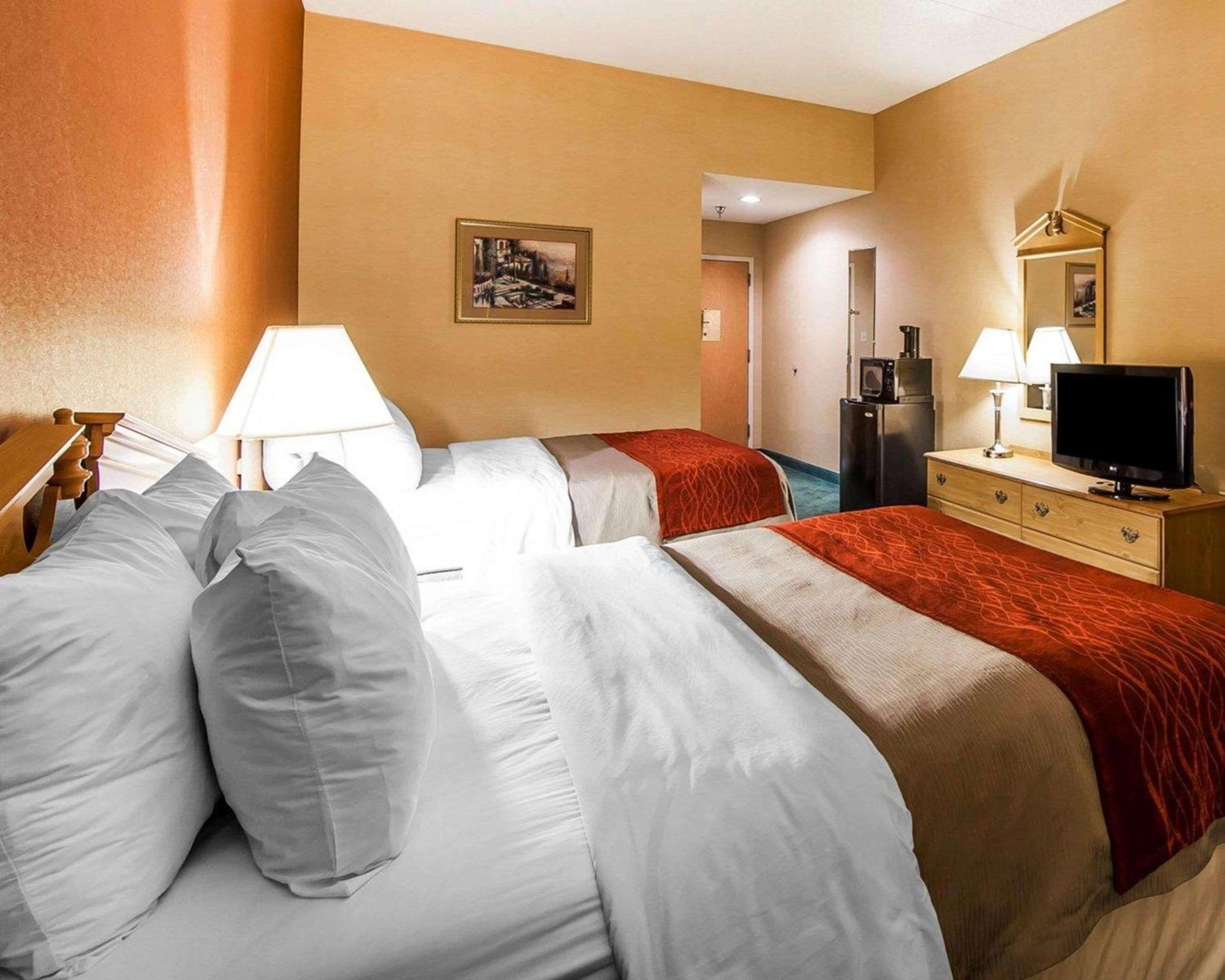 Queen Room with Two Queen Beds - Non-Smoking - Photo 8