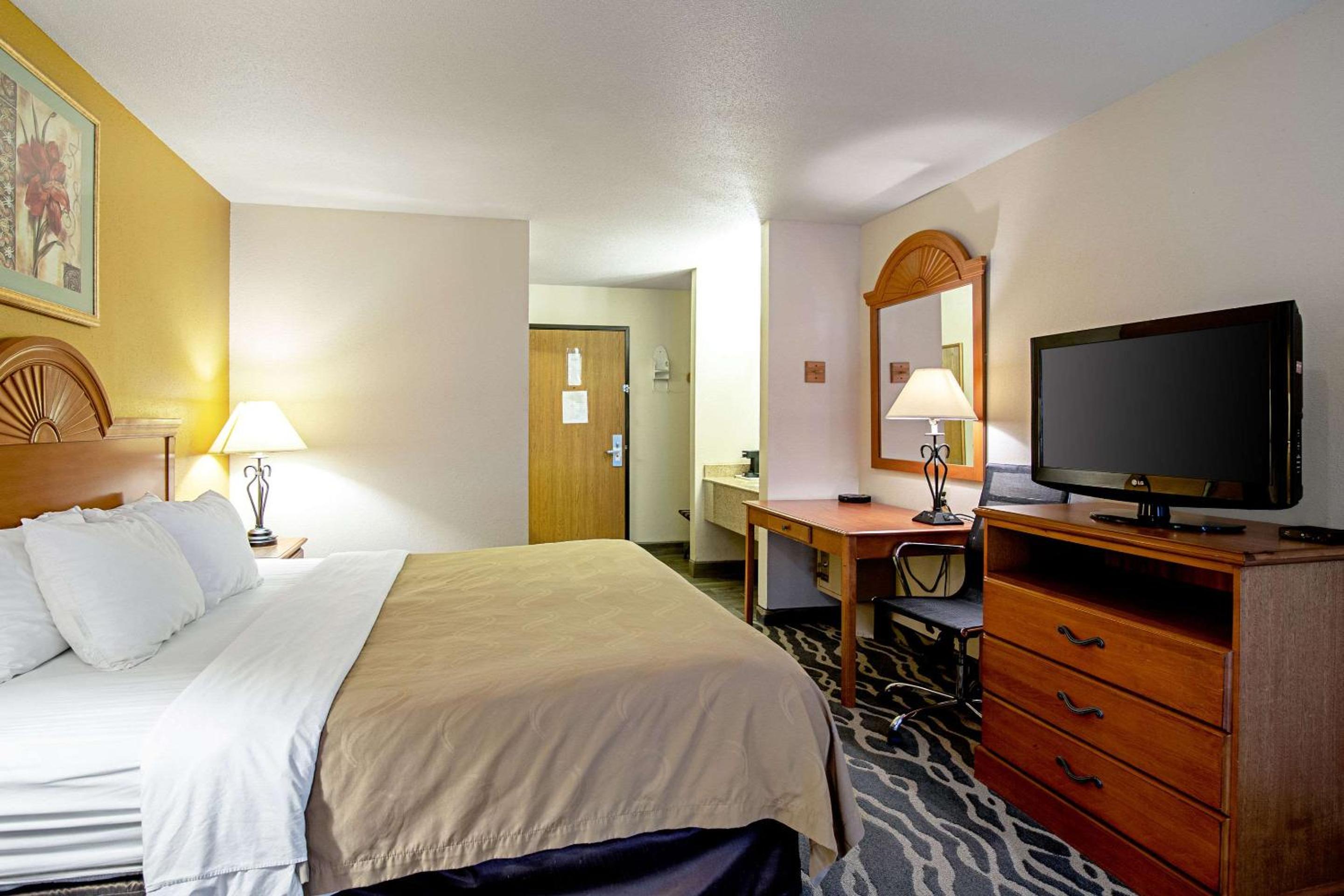 King Room - Non-Smoking - Photo 3
