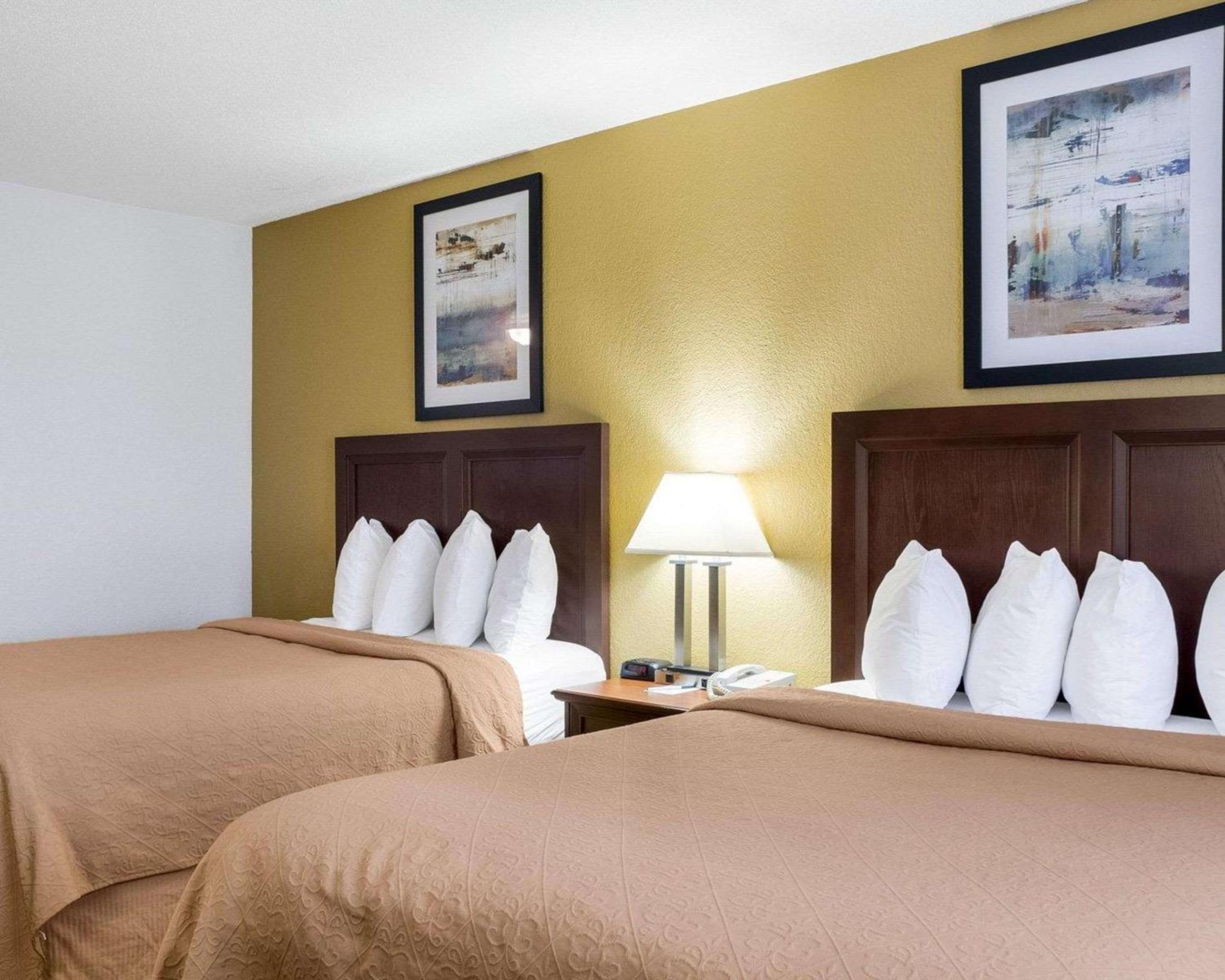 Queen Room with Two Queen Beds - Non-Smoking - Photo 3