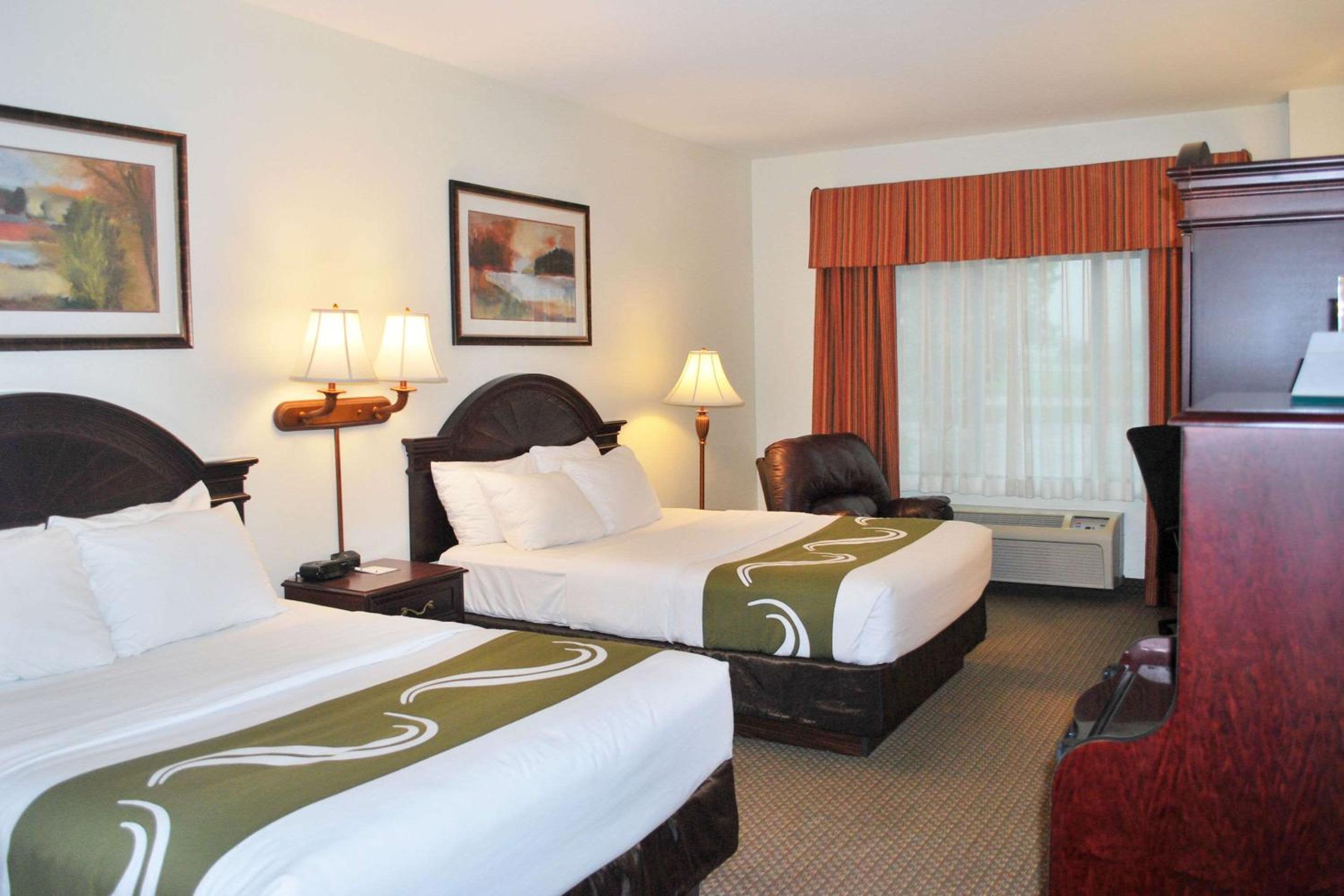 Queen Room with Two Queen Beds - Non-Smoking - Photo 2