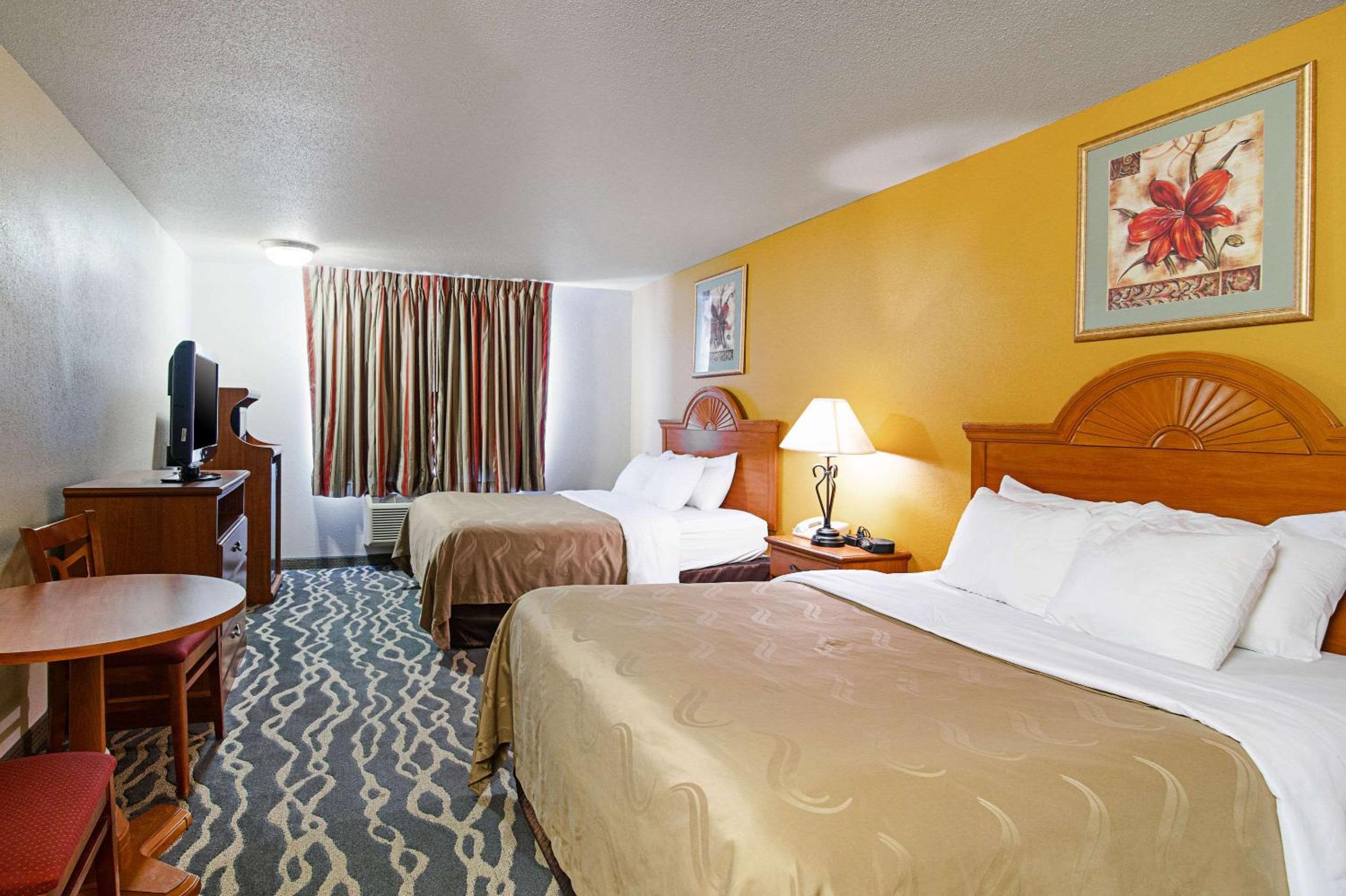 Queen Room with Two Queen Beds - Non-Smoking - Photo 3
