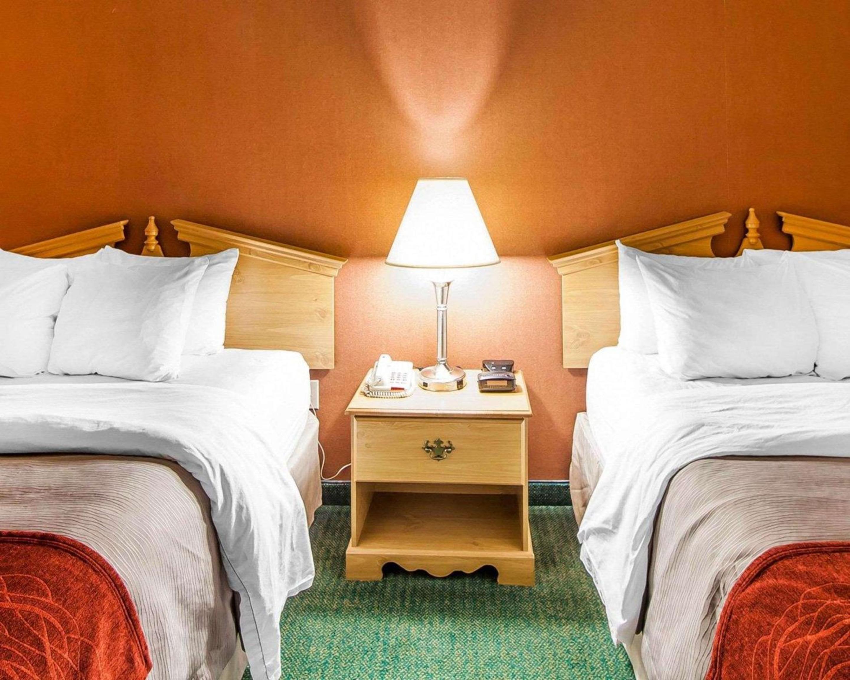 Queen Room with Two Queen Beds - Non-Smoking - Photo 2