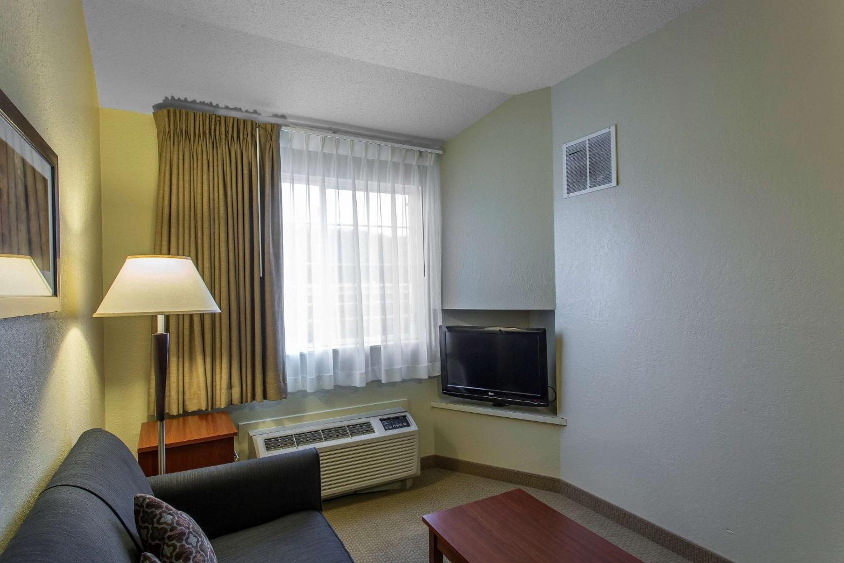 Queen Suite - Non-Smoking - Photo 6