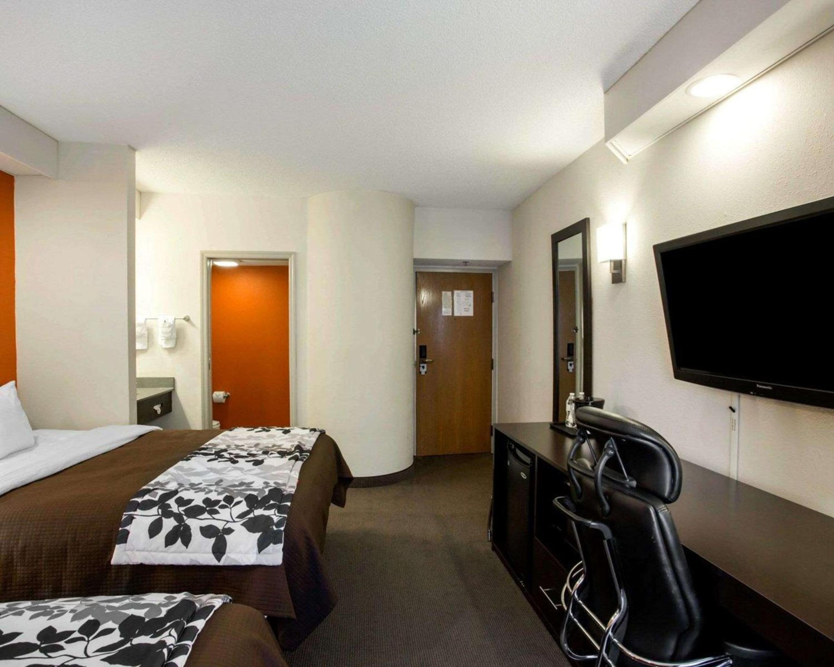 Queen Room with Two Queen Beds - Non-Smoking - Photo 3